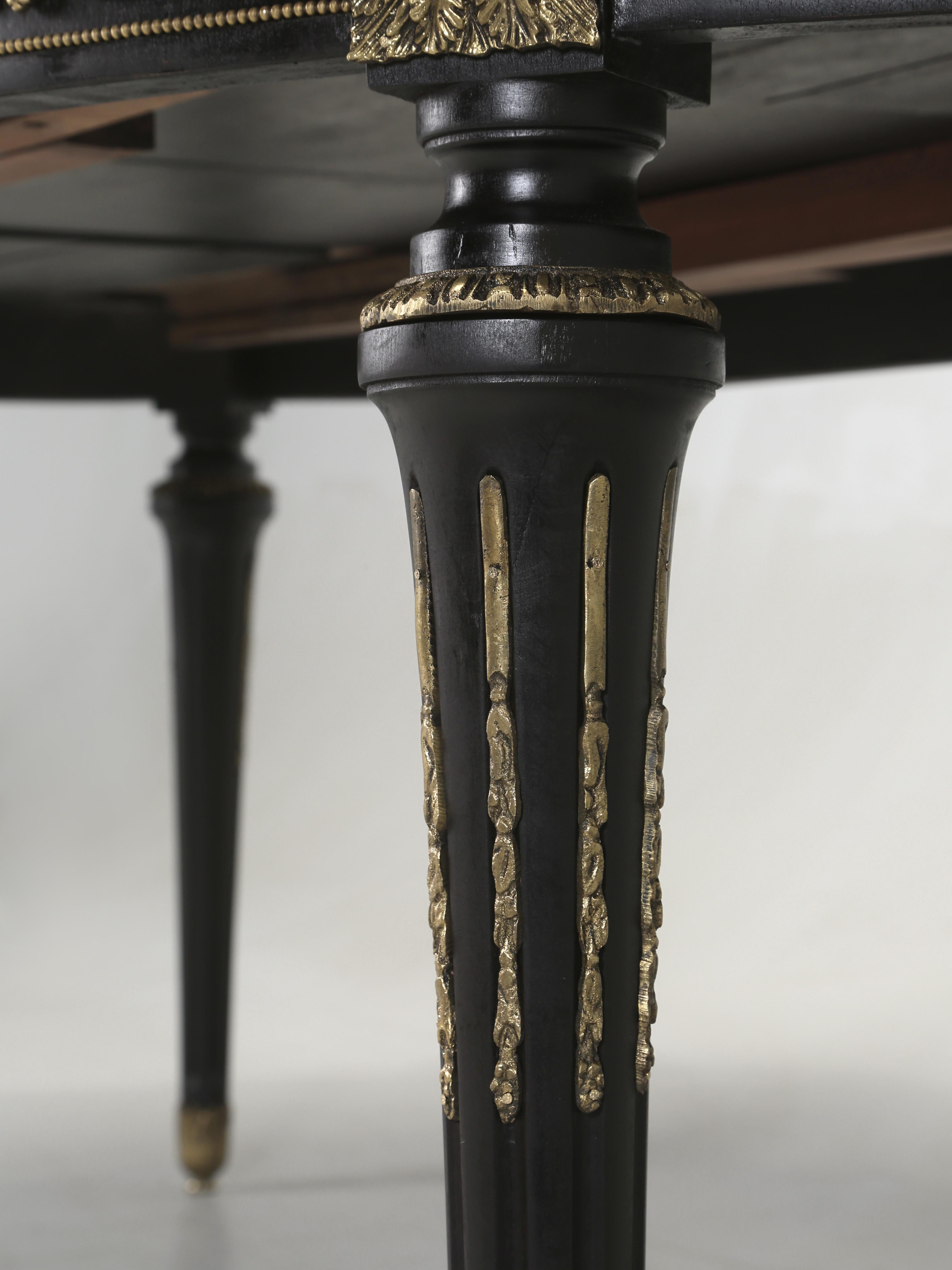 Vintage Französisch Louis XVI Ebonized Mahagoni Esstisch mit 2-Blatt. Wiederhergestellt im Angebot 10