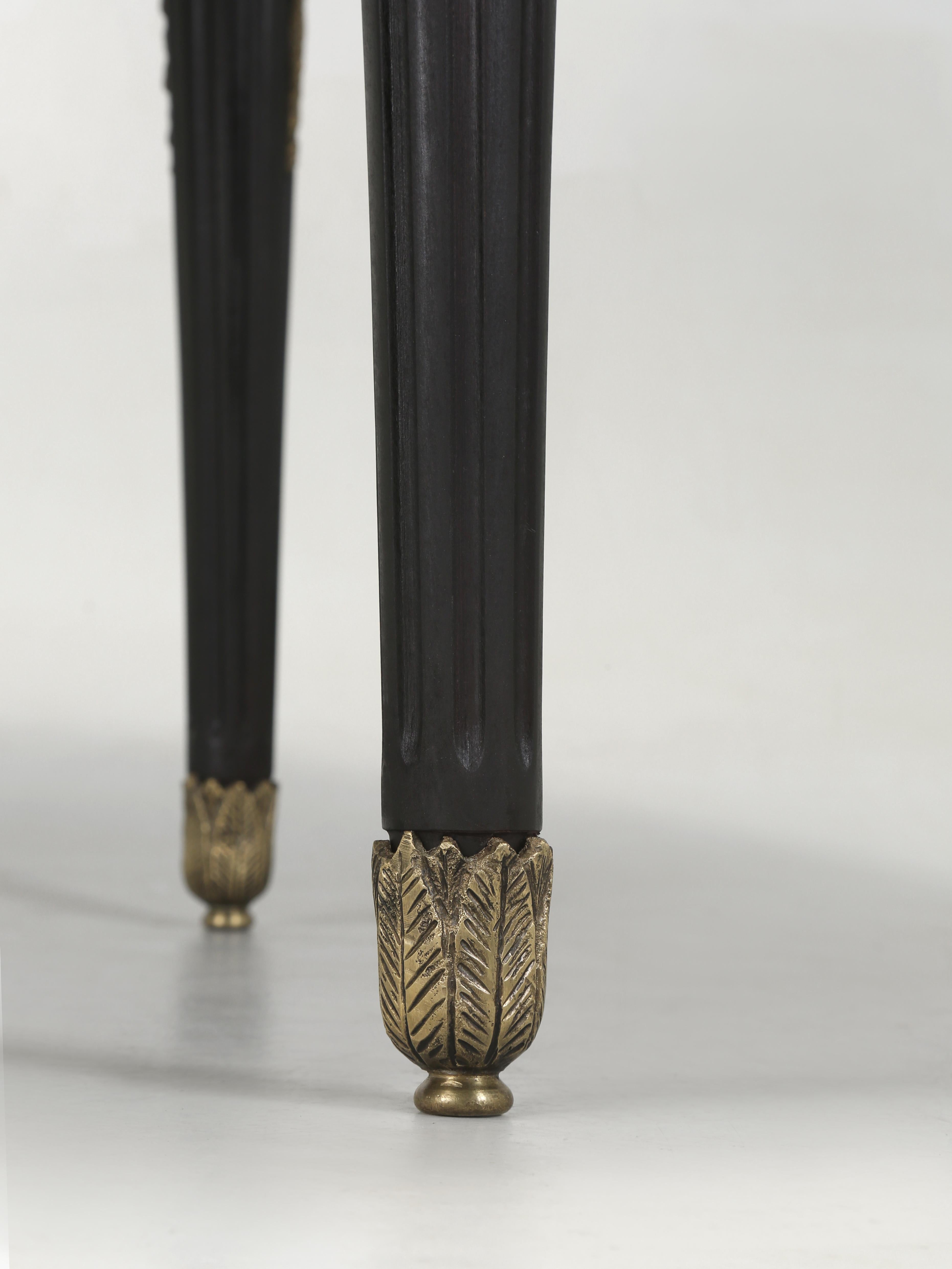 Vintage Französisch Louis XVI Ebonized Mahagoni Esstisch mit 2-Blatt. Wiederhergestellt im Angebot 11