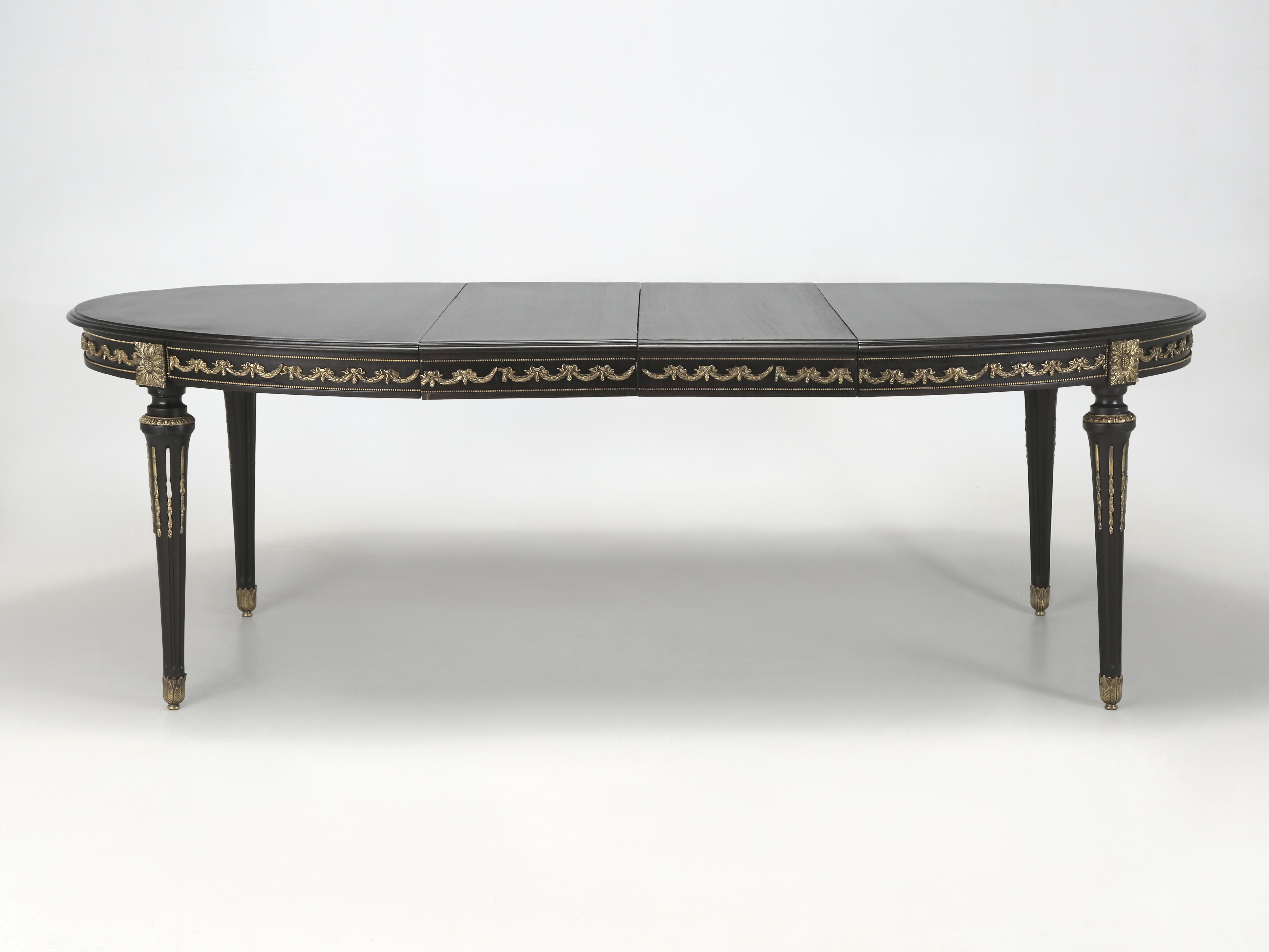 Vintage Französisch Louis XVI Ebonized Mahagoni Esstisch mit 2-Blatt. 
Wir haben diesen Louis XVI Esstisch aus Mahagoni mit Ebonisierung vor etwa 25 Jahren in der Nähe von Paris, Frankreich, gekauft. Kürzlich gab es einen lokalen Verkauf für ein
