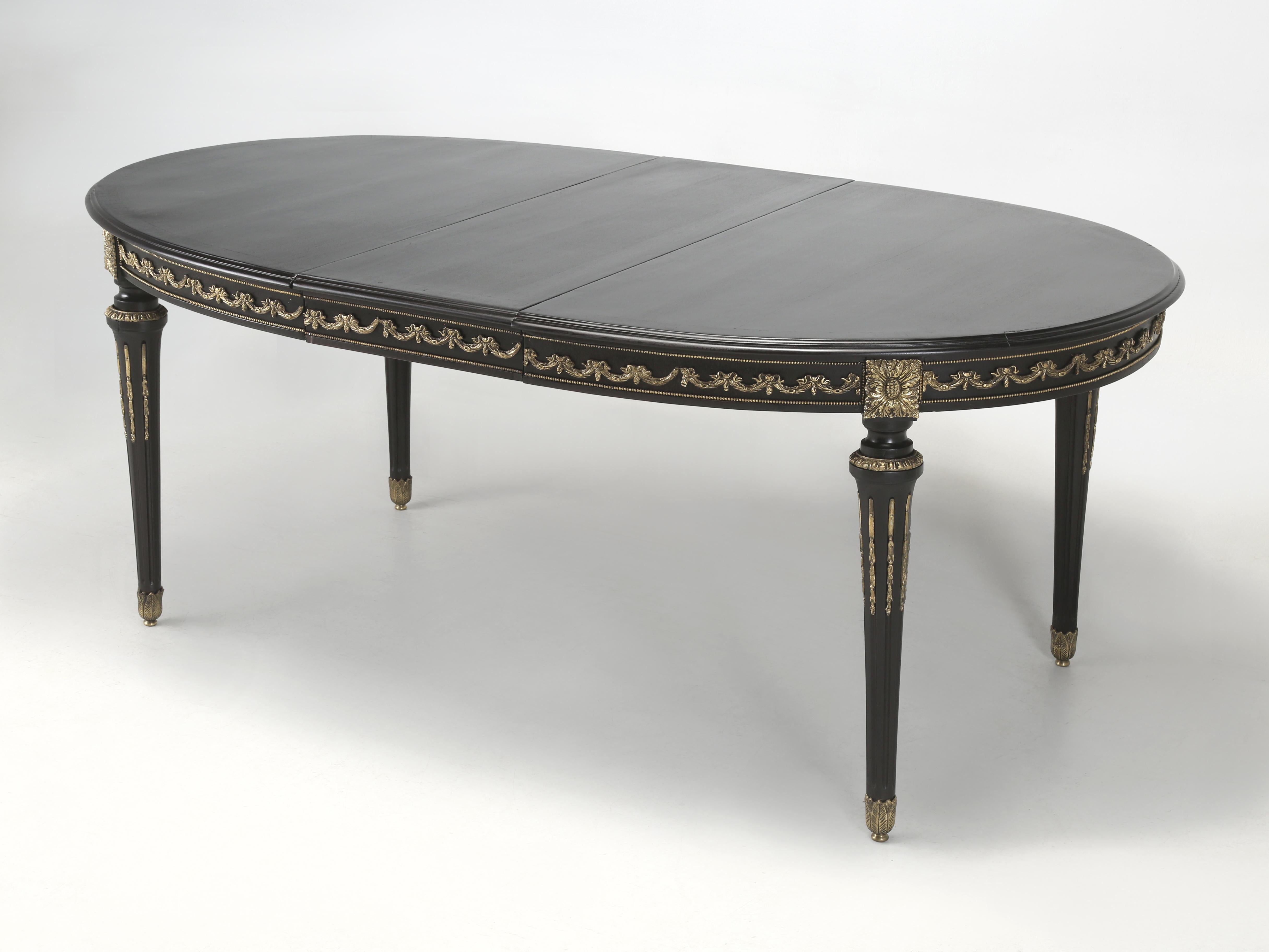 Vintage Französisch Louis XVI Ebonized Mahagoni Esstisch mit 2-Blatt. Wiederhergestellt (Louis XVI.) im Angebot