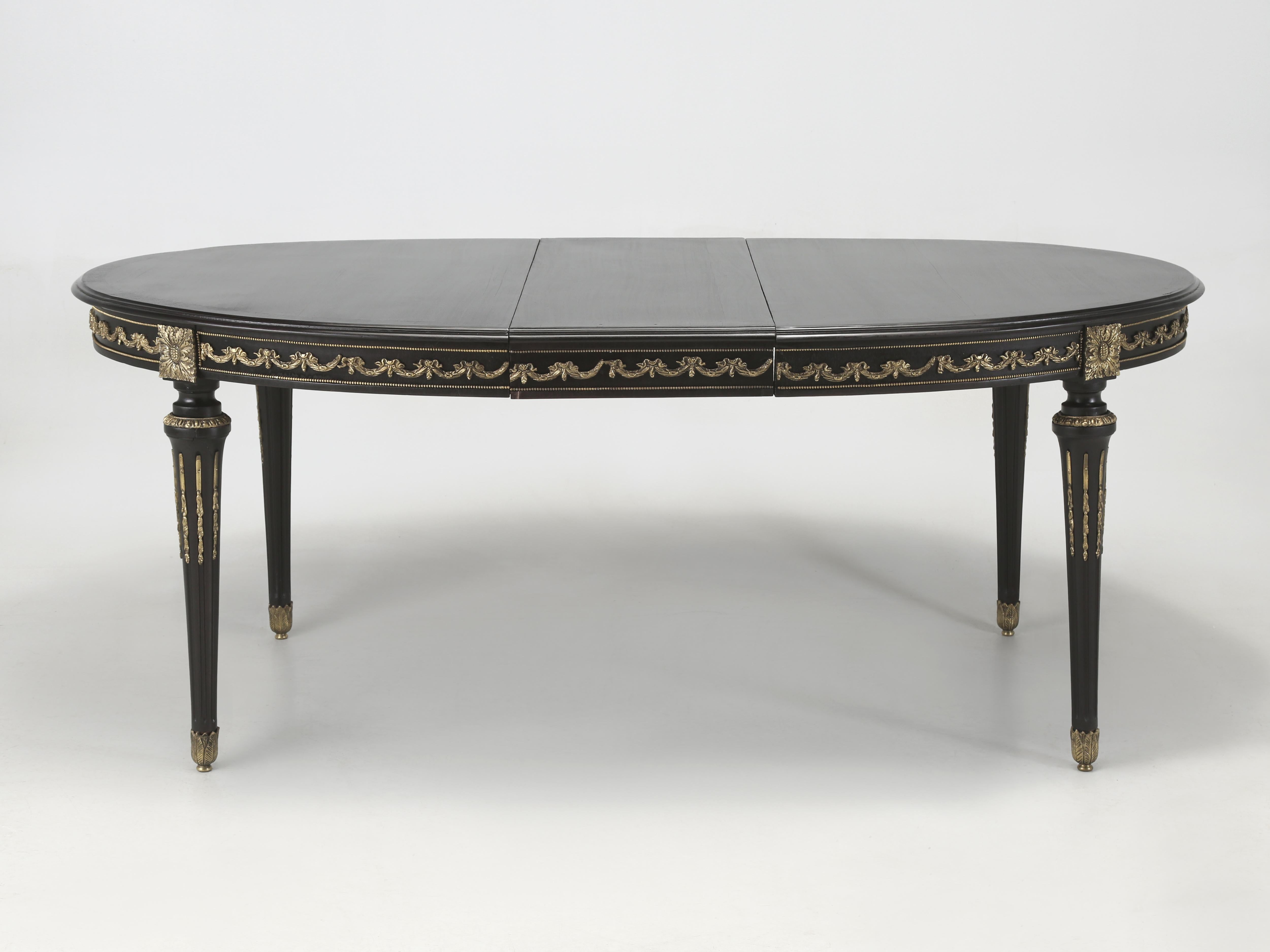 Vintage Französisch Louis XVI Ebonized Mahagoni Esstisch mit 2-Blatt. Wiederhergestellt (Gegossen) im Angebot