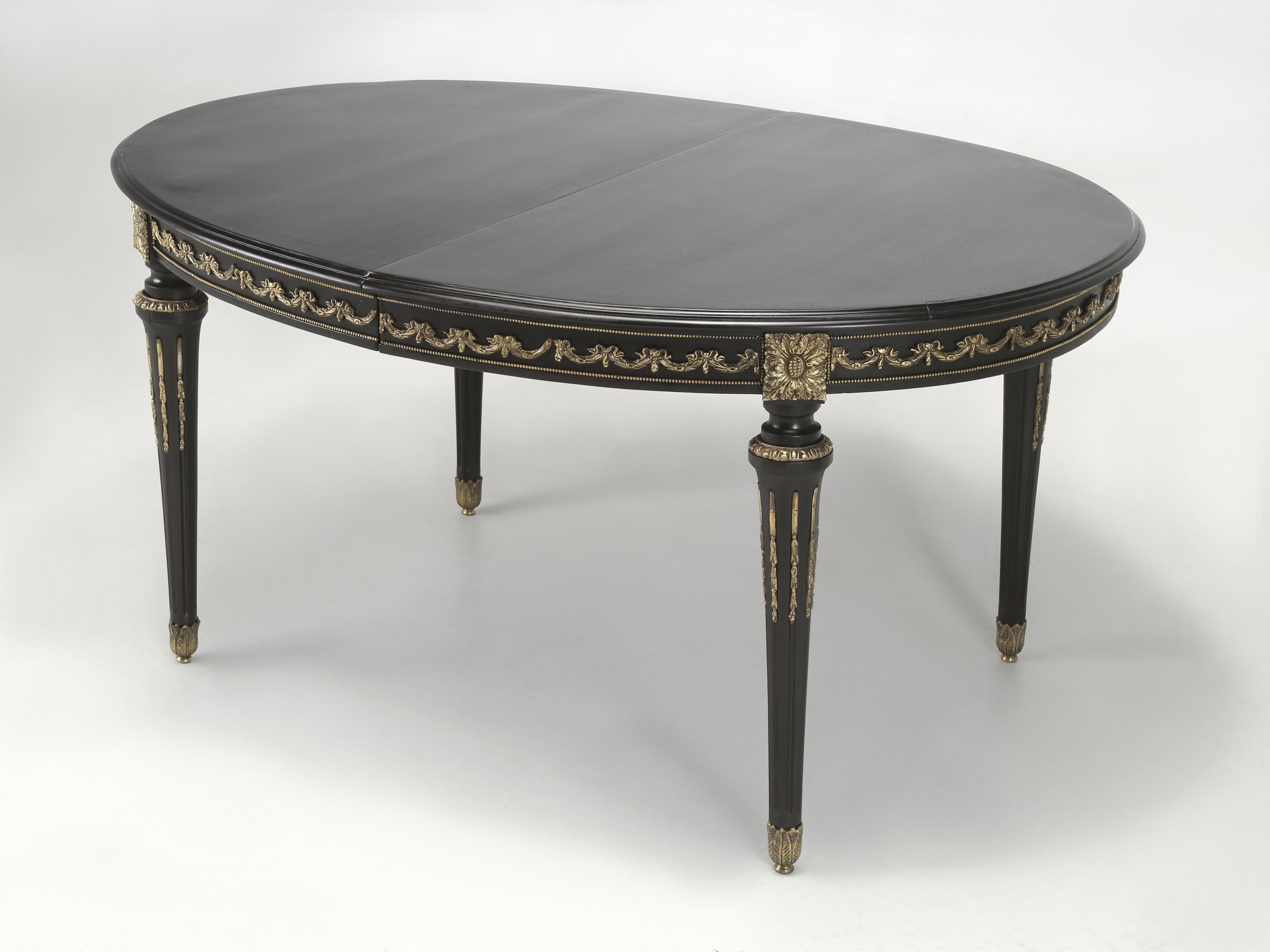 Vintage Französisch Louis XVI Ebonized Mahagoni Esstisch mit 2-Blatt. Wiederhergestellt im Zustand „Gut“ im Angebot in Chicago, IL