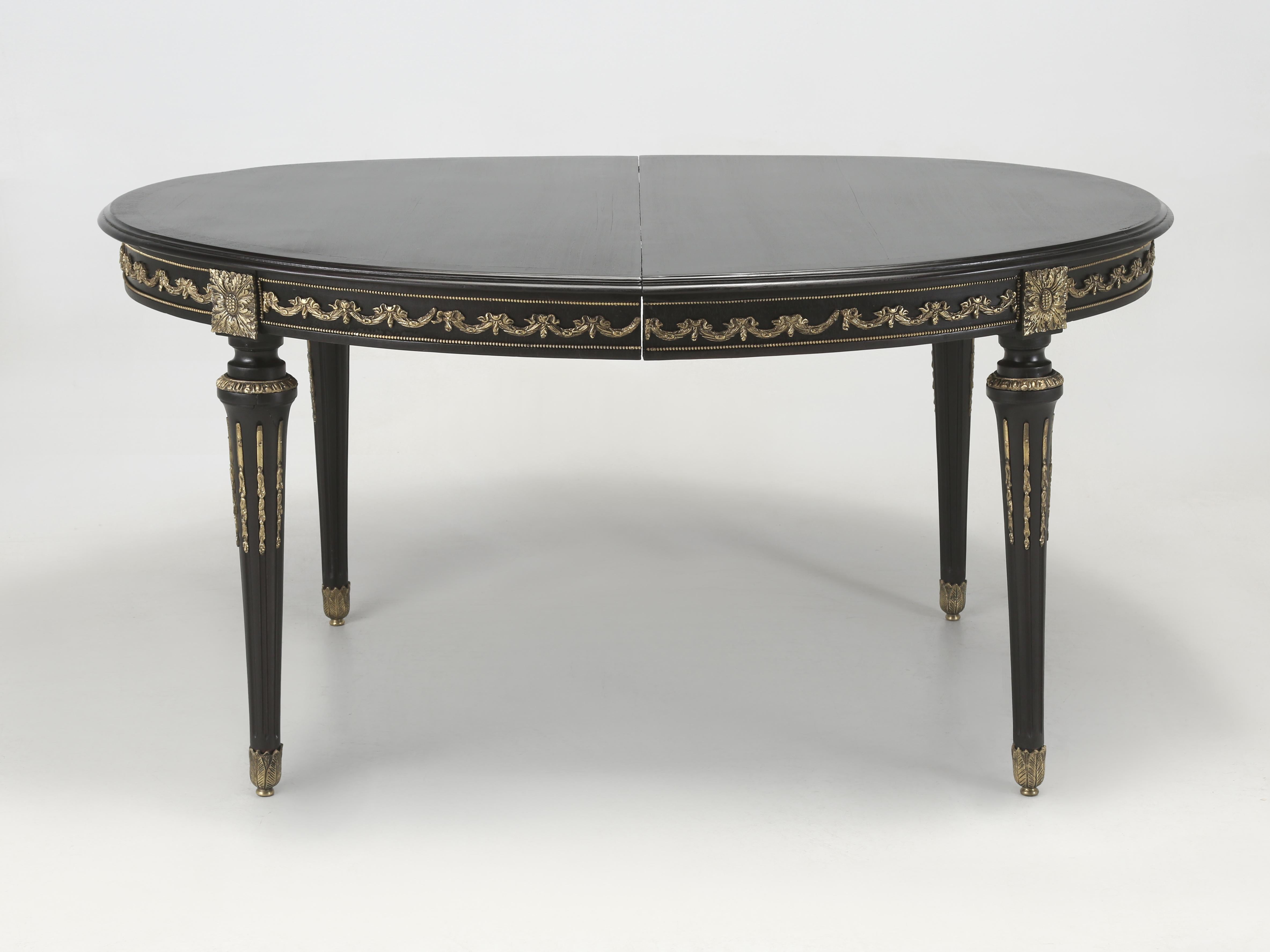 Vintage Französisch Louis XVI Ebonized Mahagoni Esstisch mit 2-Blatt. Wiederhergestellt (Mitte des 20. Jahrhunderts) im Angebot