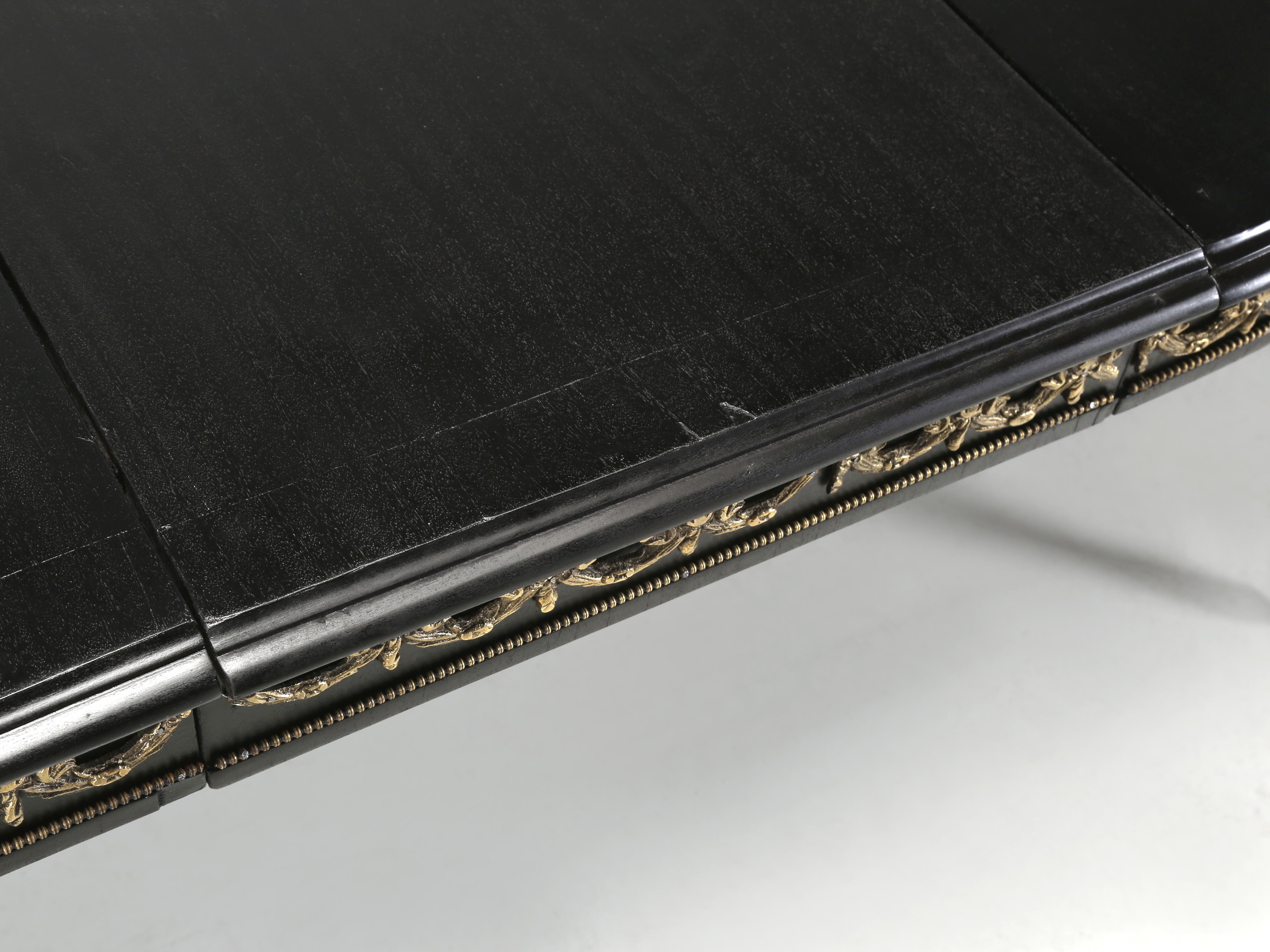 Vintage Französisch Louis XVI Ebonized Mahagoni Esstisch mit 2-Blatt. Wiederhergestellt im Angebot 2