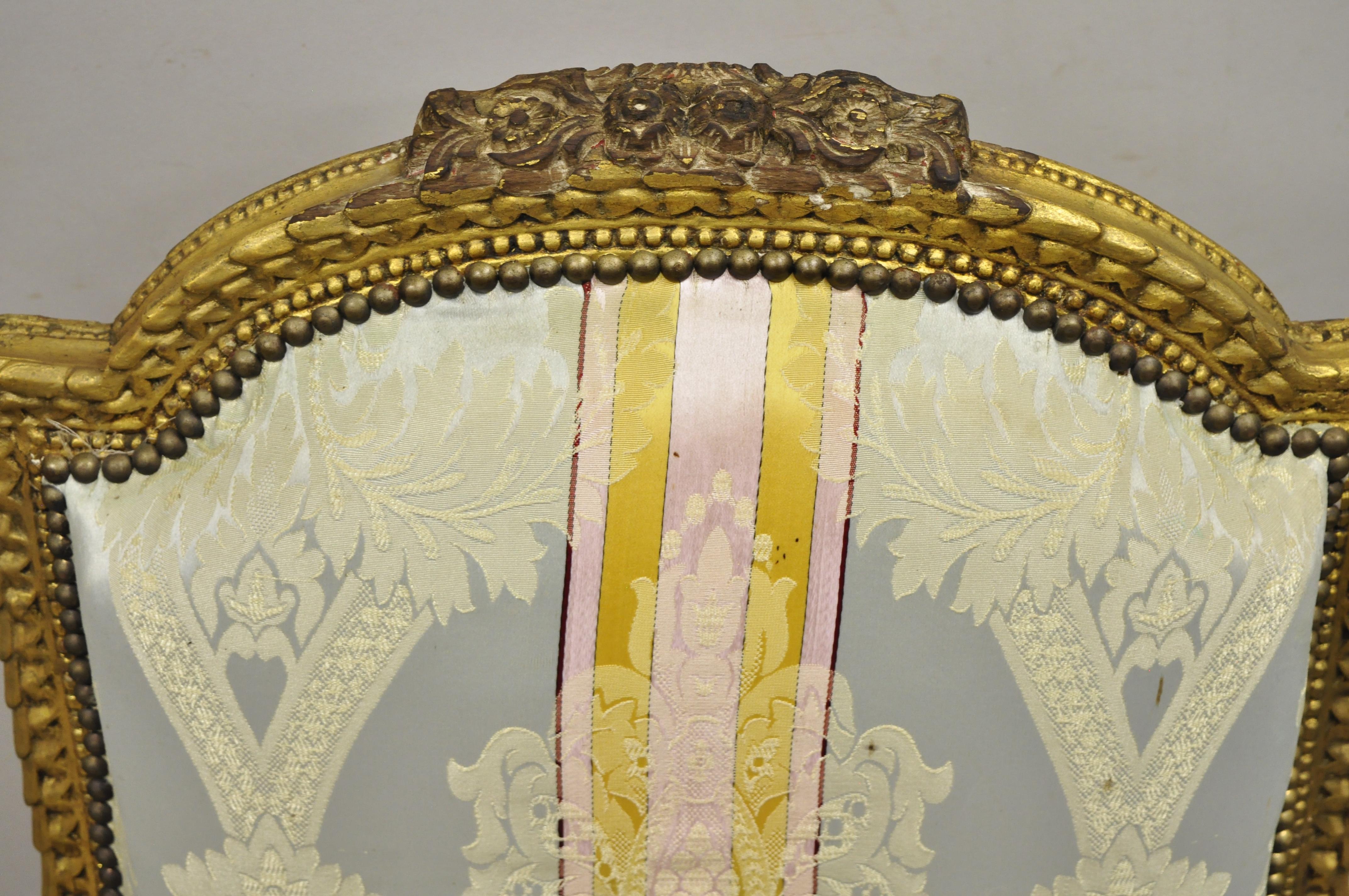 Französische gepolsterte Louis XVI-Loungesessel aus vergoldetem Holz 'B', ein Paar (Louis XVI.) im Angebot