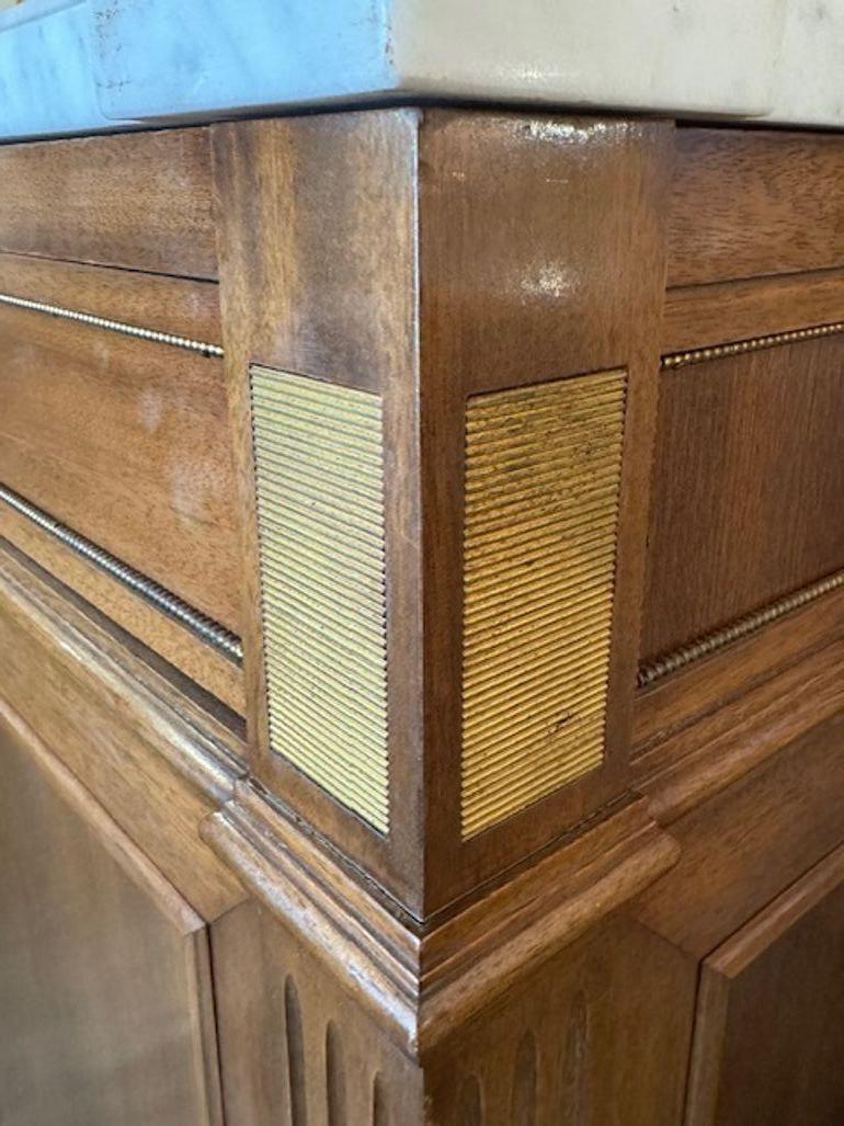 Buffet francese d'epoca Luigi XVI in mogano con piano in marmo In condizioni buone in vendita a Dallas, TX