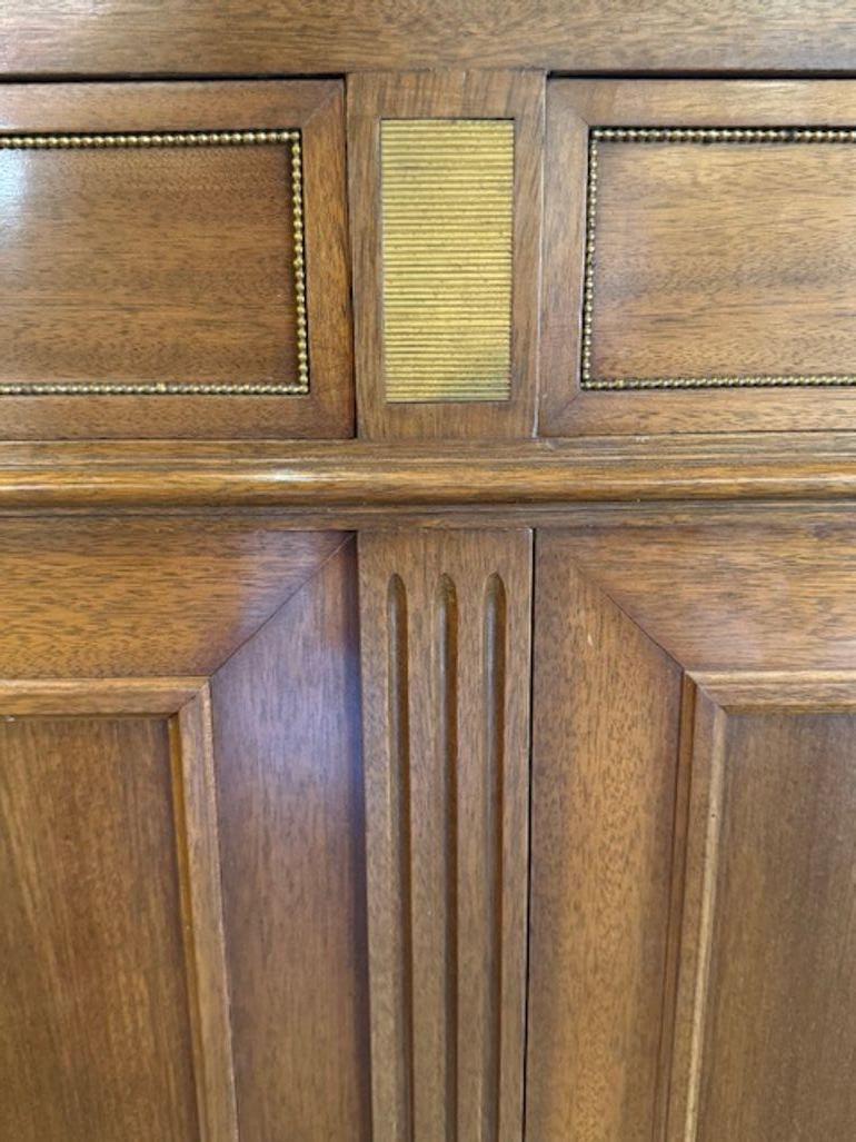 XX secolo Buffet francese d'epoca Luigi XVI in mogano con piano in marmo in vendita