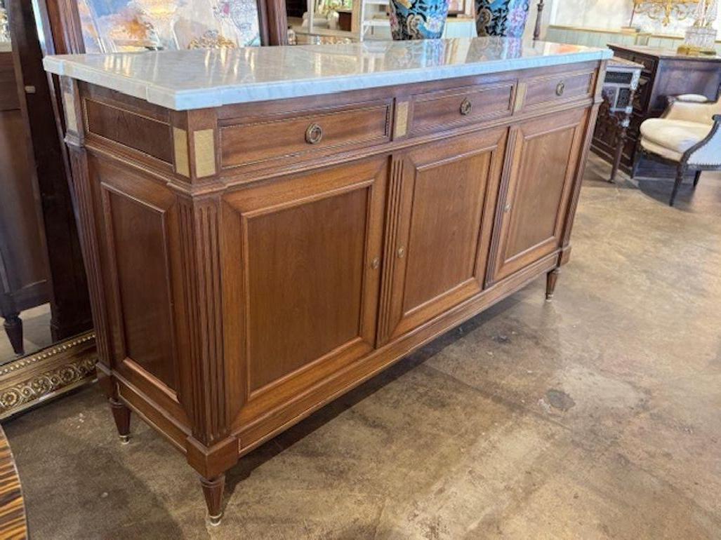 Marmo Buffet francese d'epoca Luigi XVI in mogano con piano in marmo in vendita