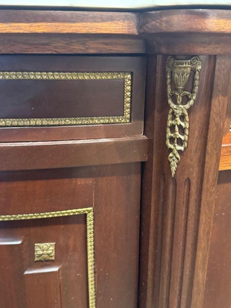 Vintage Französisch Louis XVI Mahagoni Anrichte mit Marmorplatte (20. Jahrhundert) im Angebot