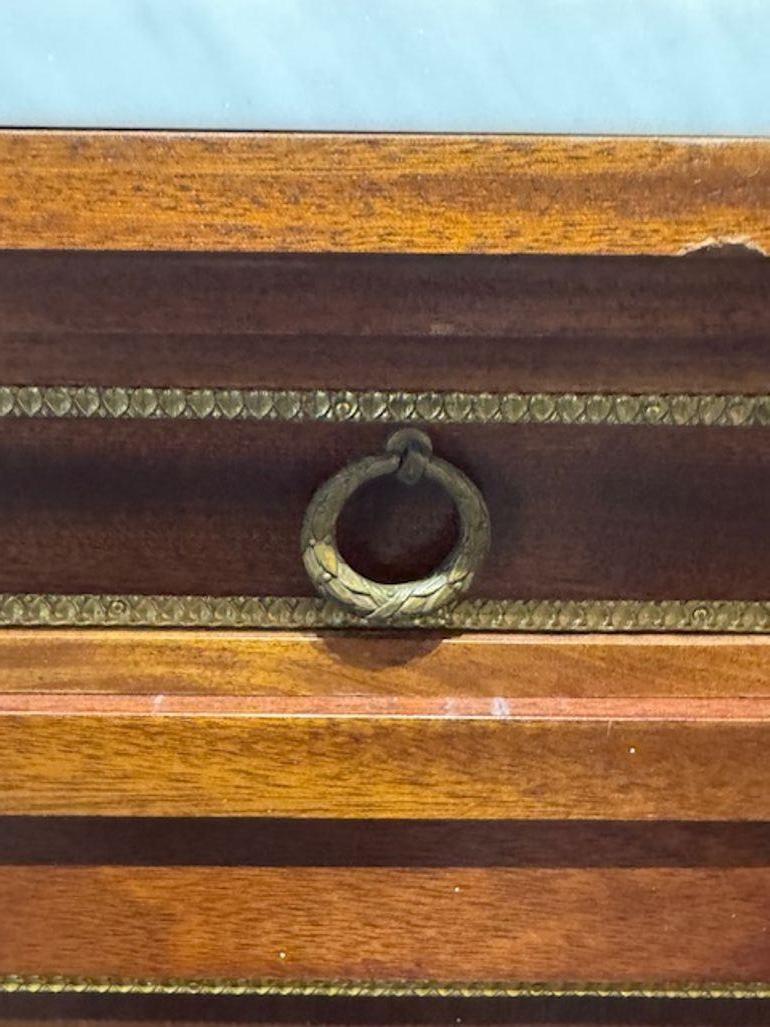 Vintage Französisch Louis XVI Mahagoni Anrichte mit Marmorplatte im Angebot 1