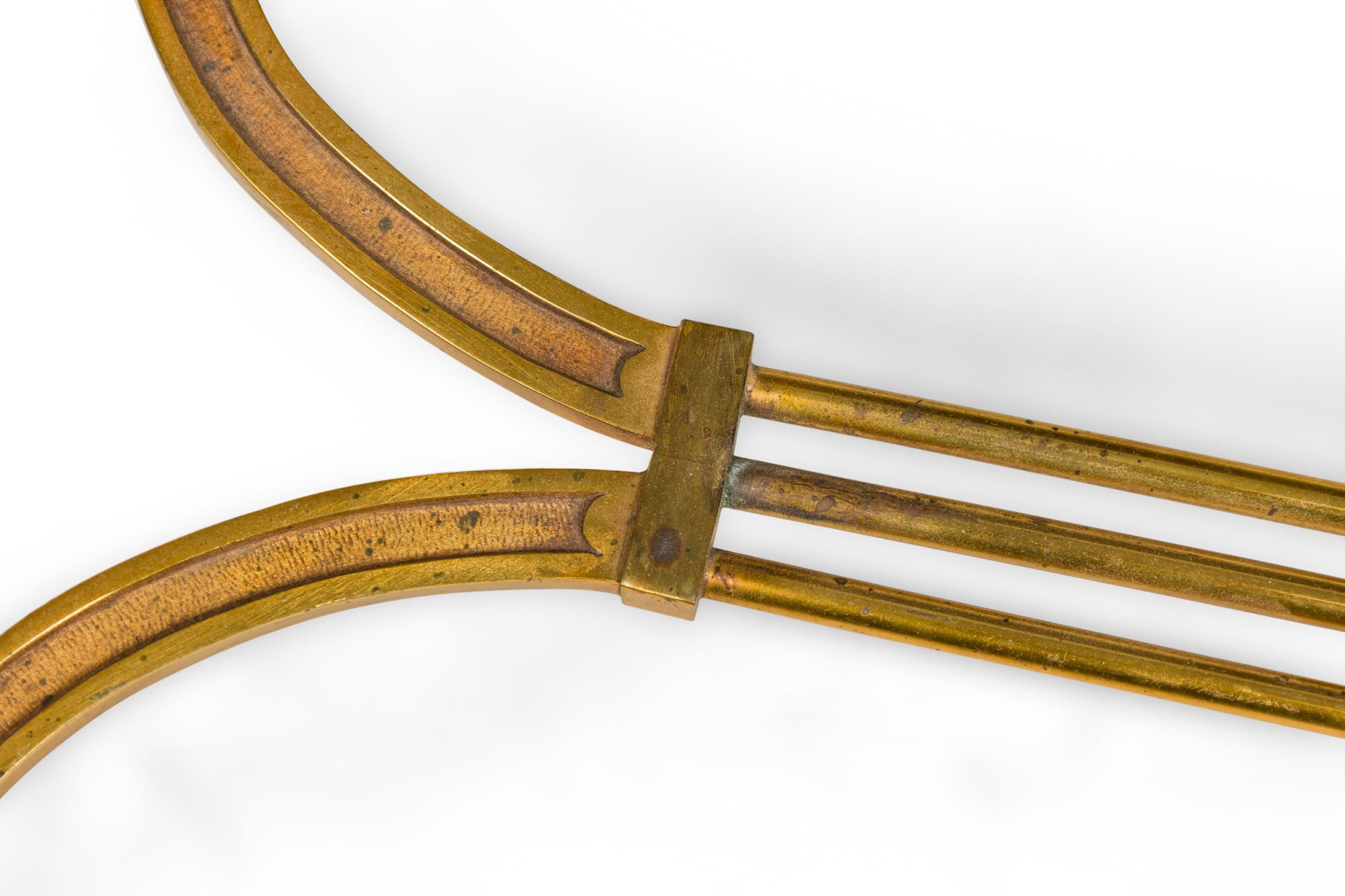 Mesa de centro vintage francesa estilo Luis XVI de latón y cristal negro en venta 3