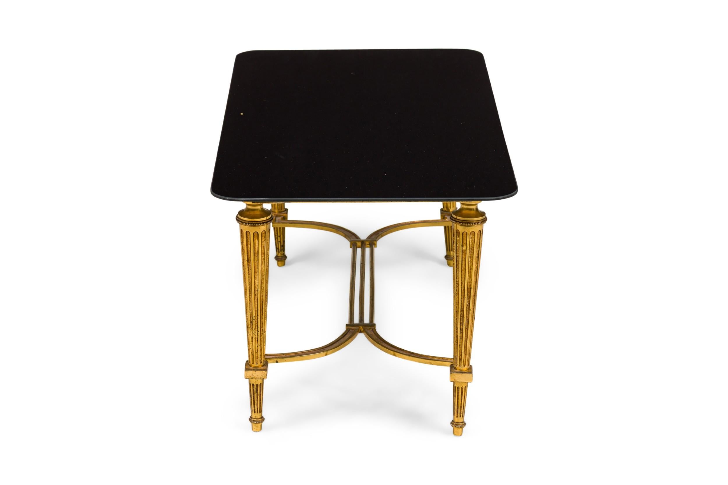 Mesa de centro vintage francesa estilo Luis XVI de latón y cristal negro Moderno de mediados de siglo en venta