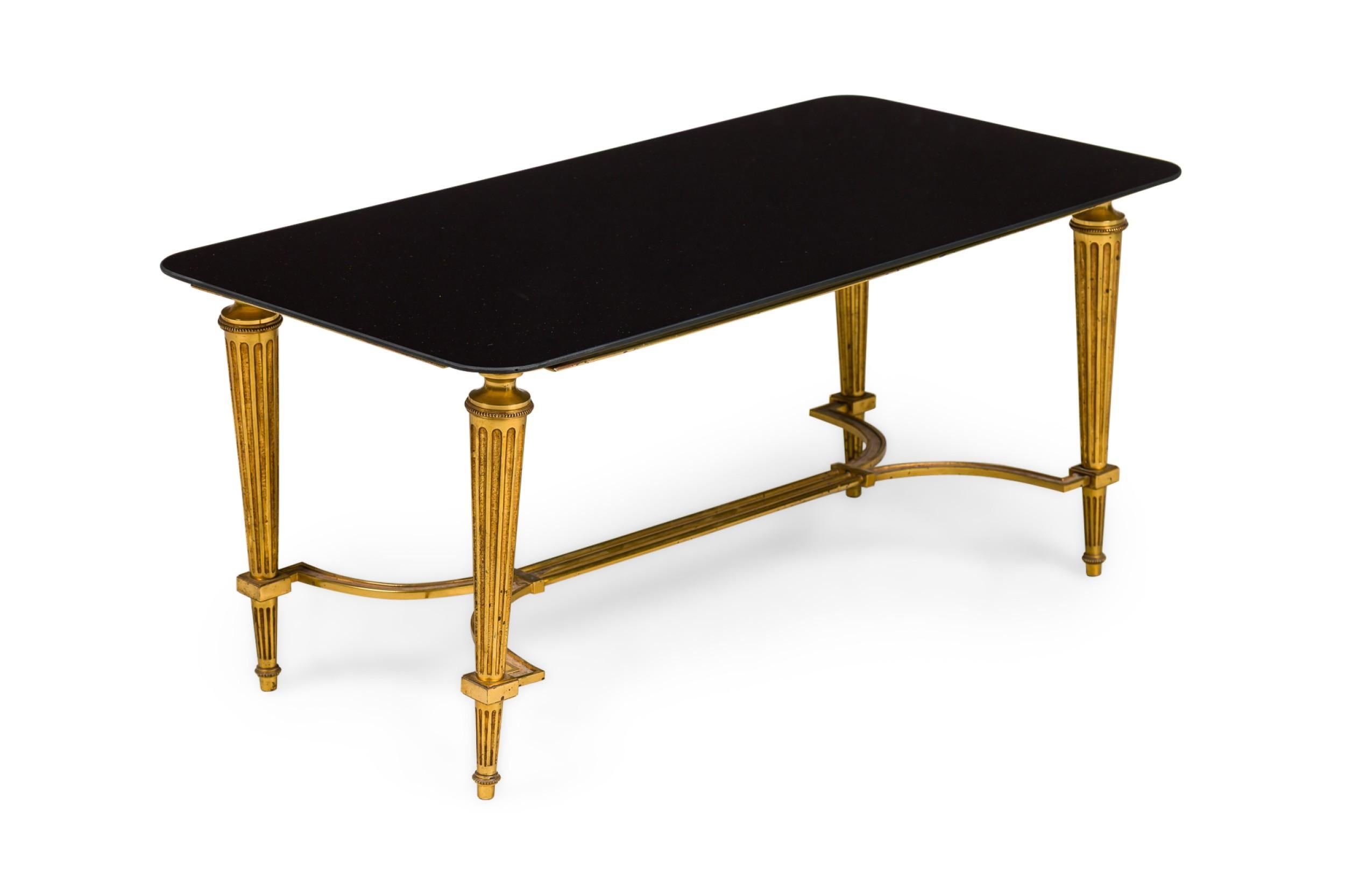 Mesa de centro vintage francesa estilo Luis XVI de latón y cristal negro Francés en venta
