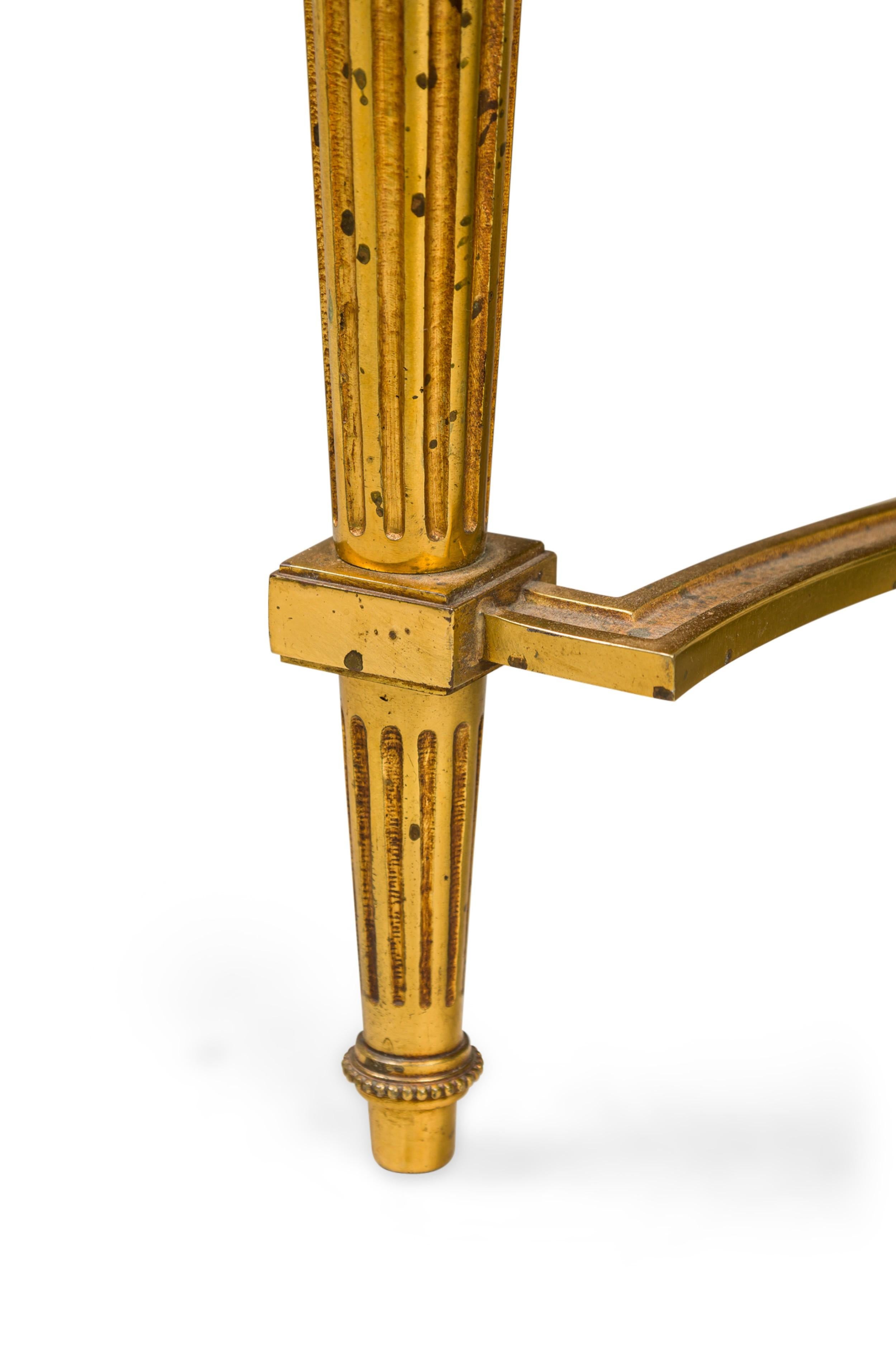 Mesa de centro vintage francesa estilo Luis XVI de latón y cristal negro siglo XX en venta