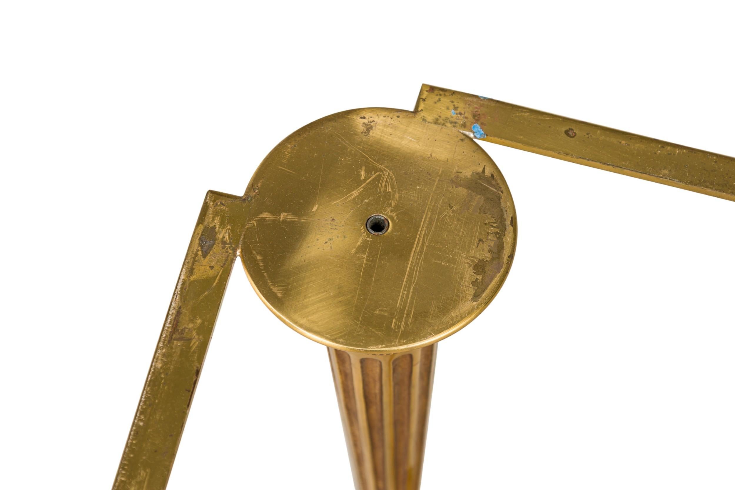 Mesa de centro vintage francesa estilo Luis XVI de latón y cristal negro en venta 2