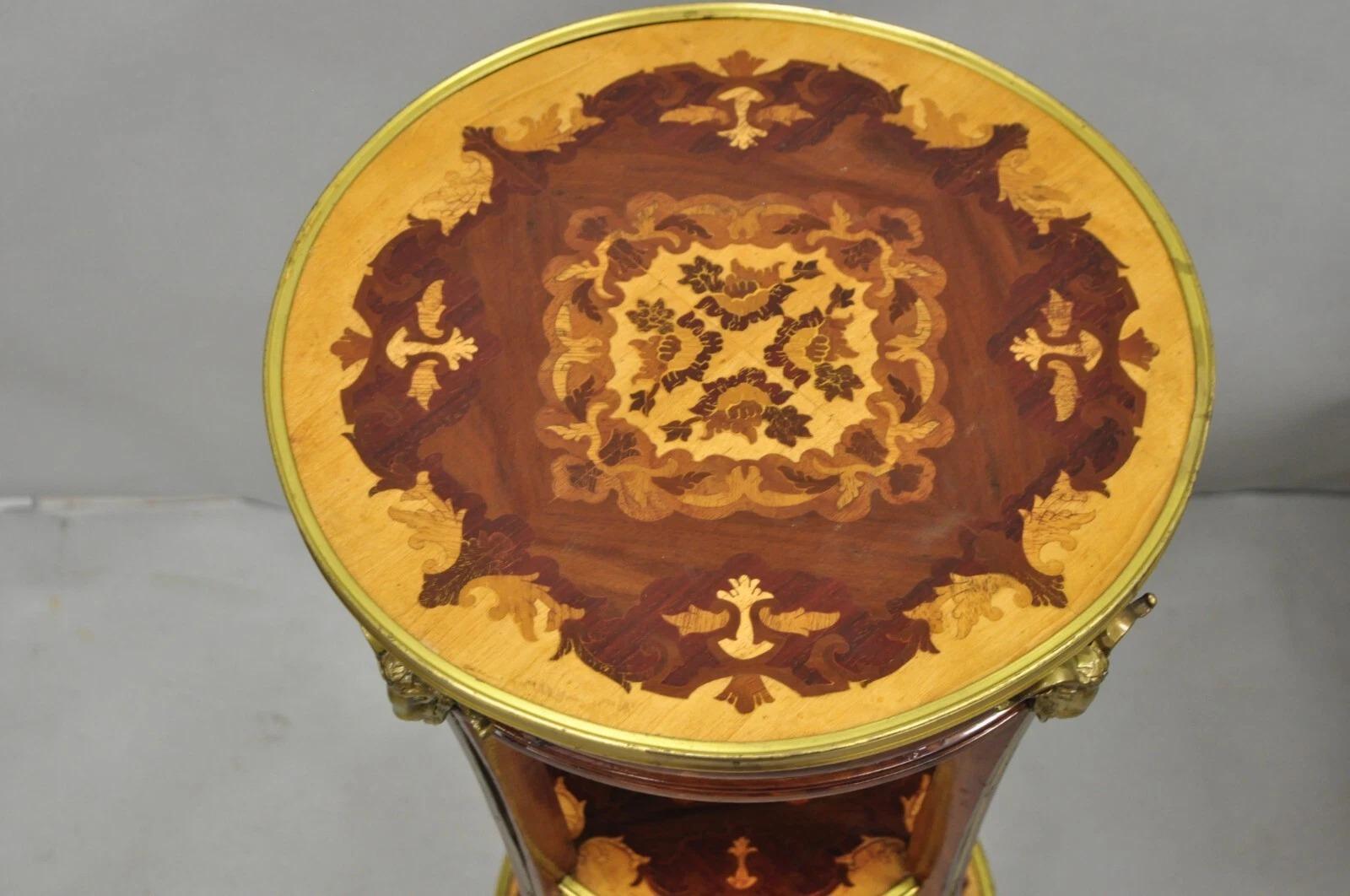 Inconnu Table d'appoint ronde à 3 niveaux en bronze à tête de bélier de style Louis XVI en vente