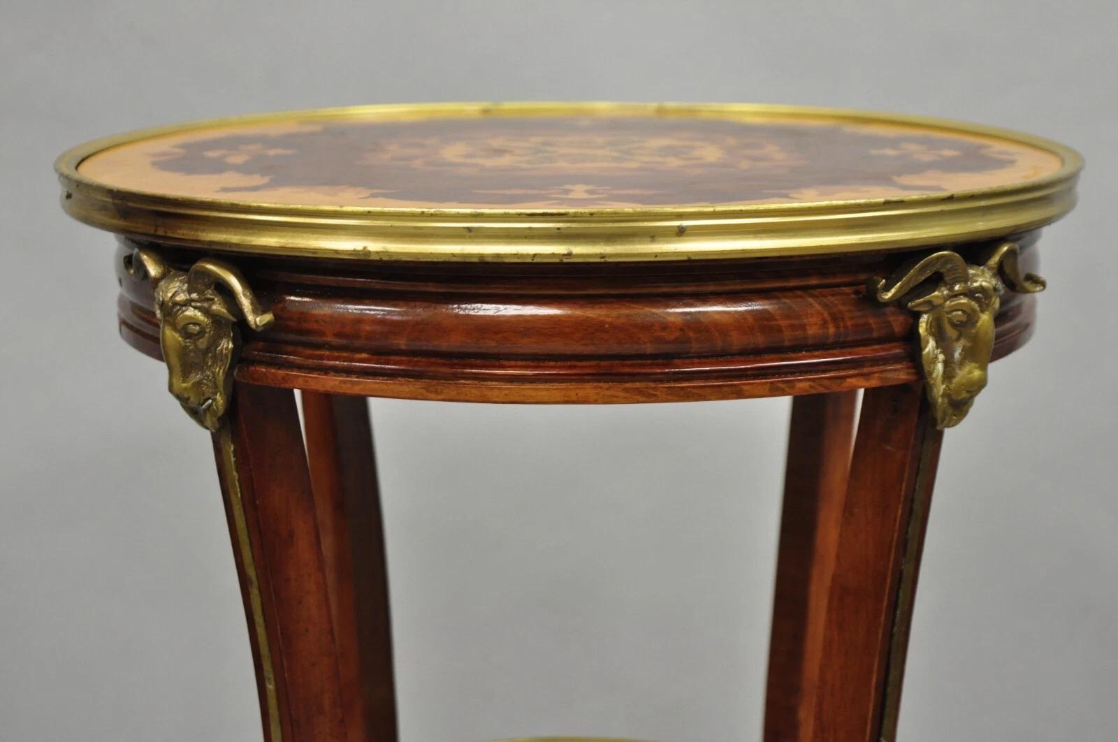 Table d'appoint ronde à 3 niveaux en bronze à tête de bélier de style Louis XVI Bon état - En vente à Philadelphia, PA