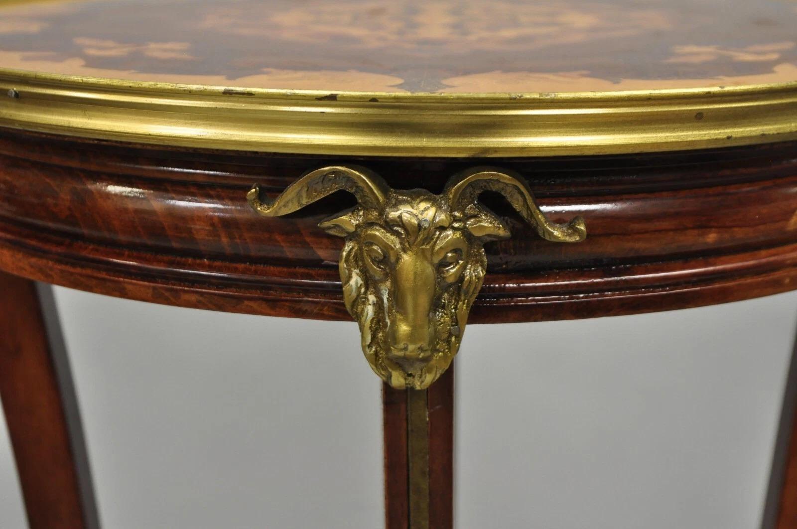 20ième siècle Table d'appoint ronde à 3 niveaux en bronze à tête de bélier de style Louis XVI en vente