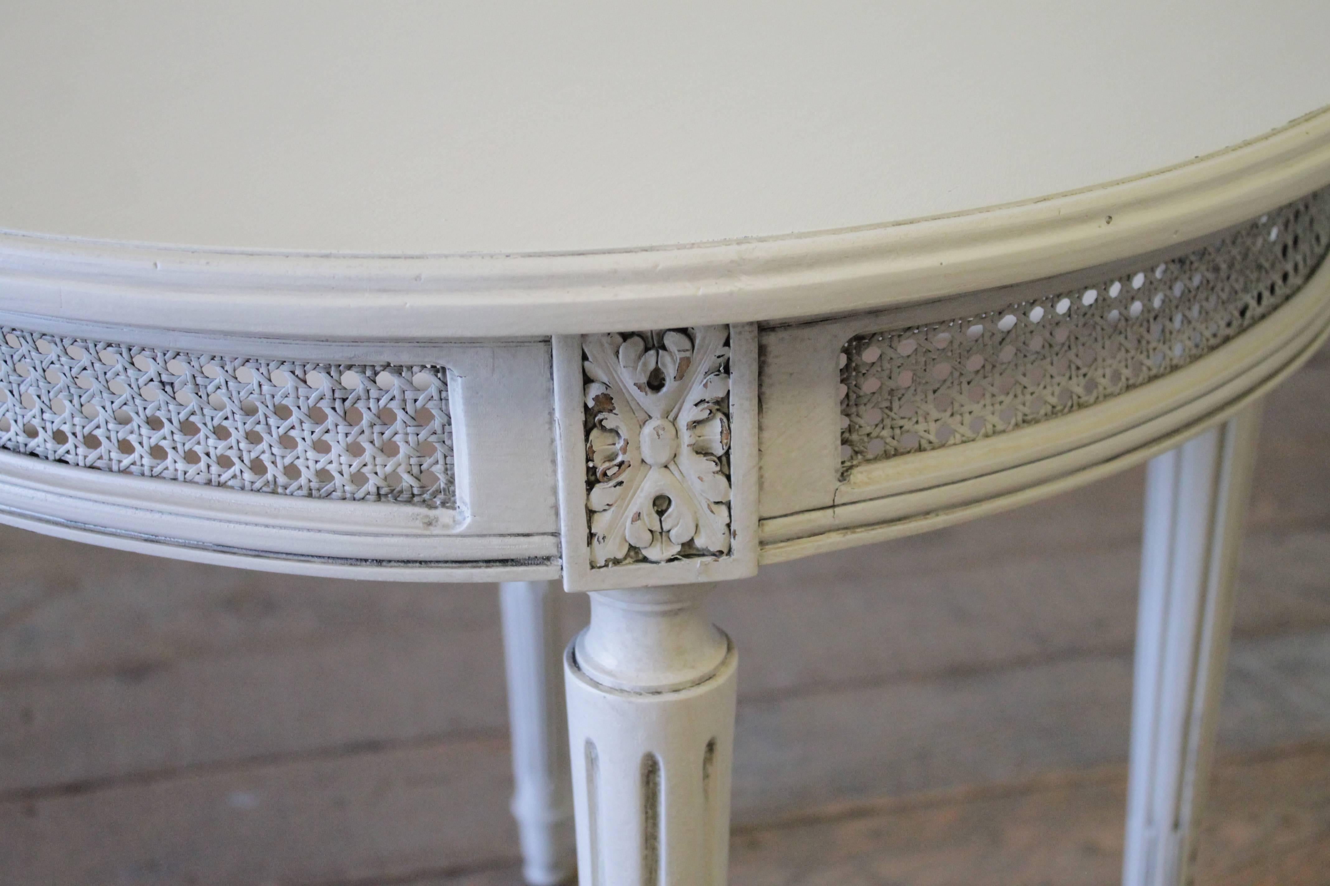 Vintage French Louis XVI Style Cane Round Side Table In Good Condition In Brea, CA