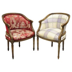 Vintage Französisch Louis XVI-Stil geschnitzt Nussbaum Barrel zurück Boudoir Club Chair Pair