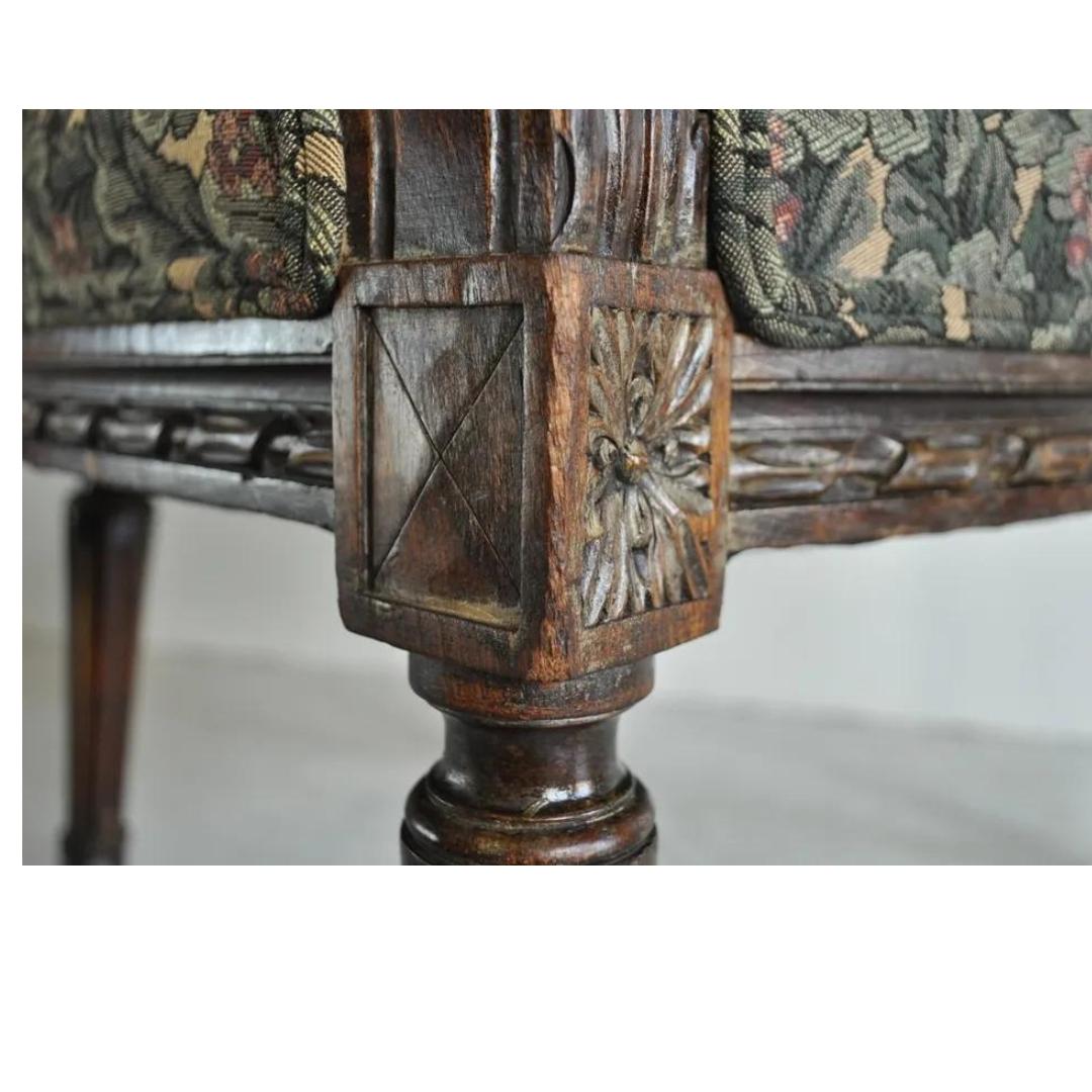 Französischer Kaminstuhl aus geschnitztem Nussbaumholz im Louis-XVI.-Stil Fauteuil-Stil, Fauteuil im Angebot 1