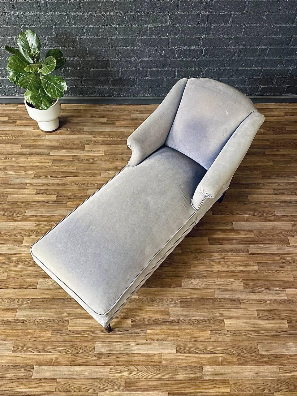 Vintage French Louis XVI Style Chaise Lounge w/ Fluted Legs In Good Condition In Los Angeles, CA