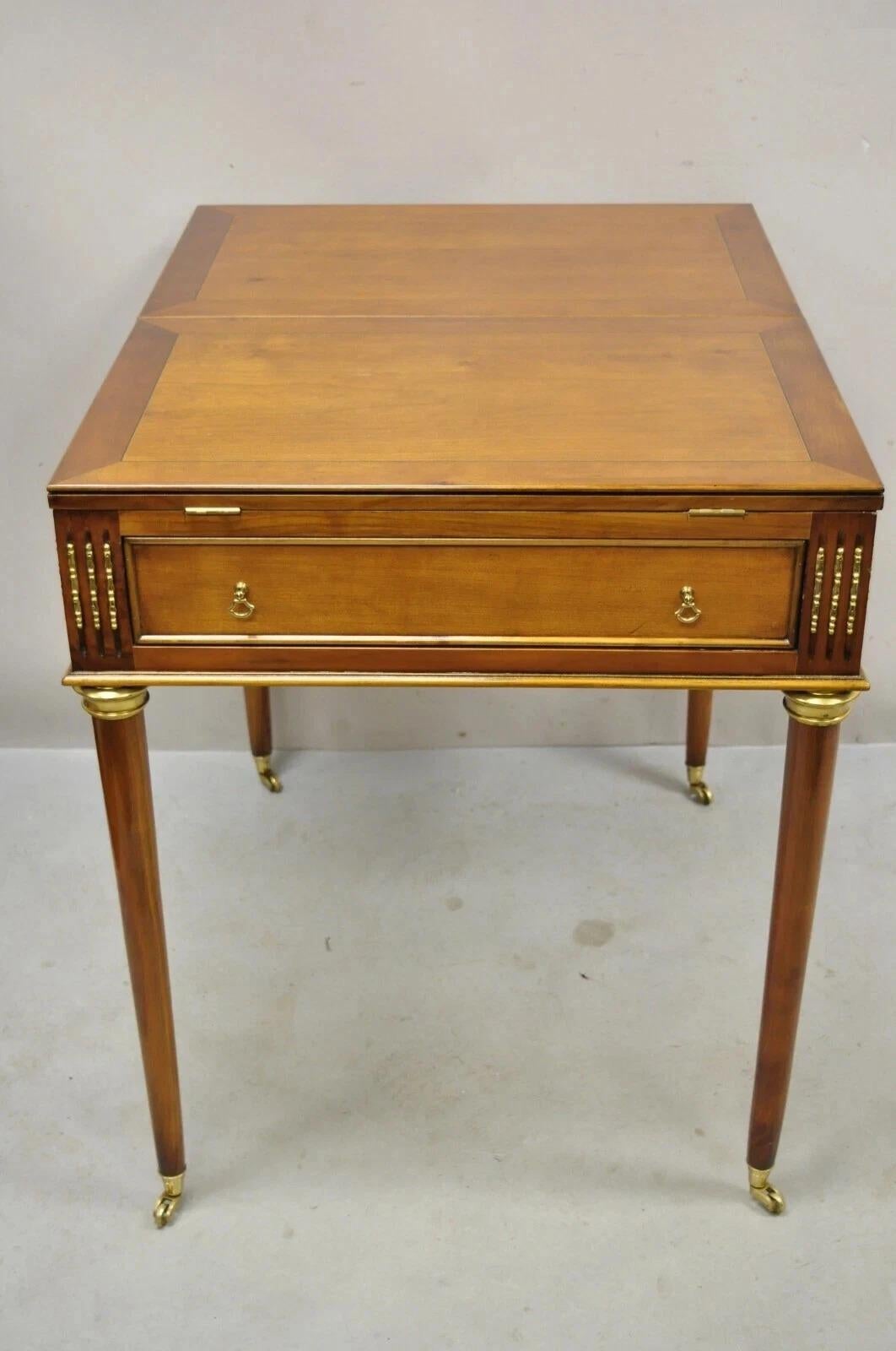 Bitte teilen Sie uns Ihre Postleitzahl mit, um ein günstigeres Angebot für den Versand innerhalb der USA anzufordern.

Vintage Französisch Louis XVI Stil Kirsche Holz Flip Top Backgammon Kartenspiel Tisch. Item Features Messing Rollen, Flip-Top,