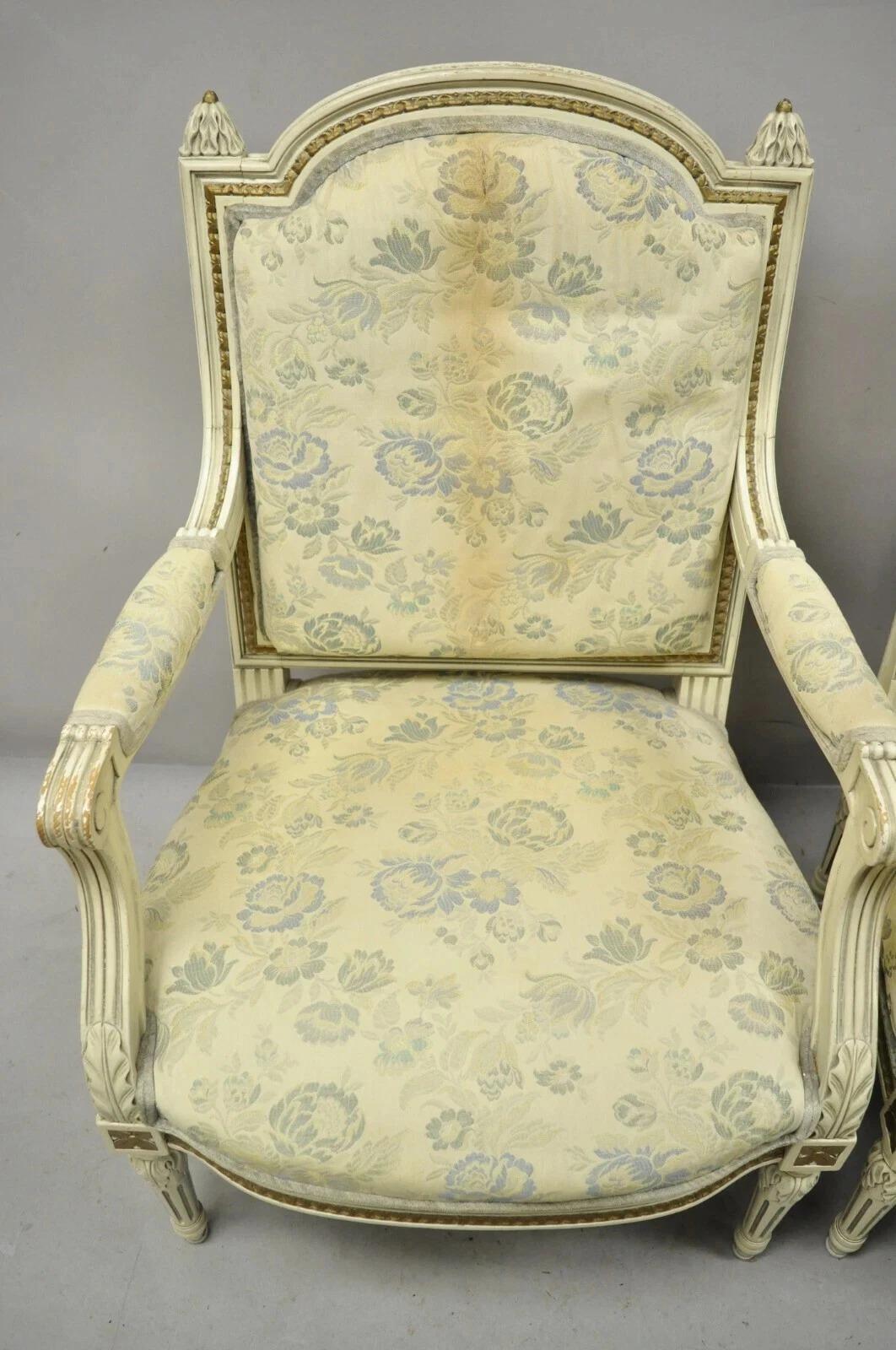 Tessuto Poltrone da salotto francesi d'epoca in stile Luigi XVI dipinte a crema e dorate - Coppia in vendita