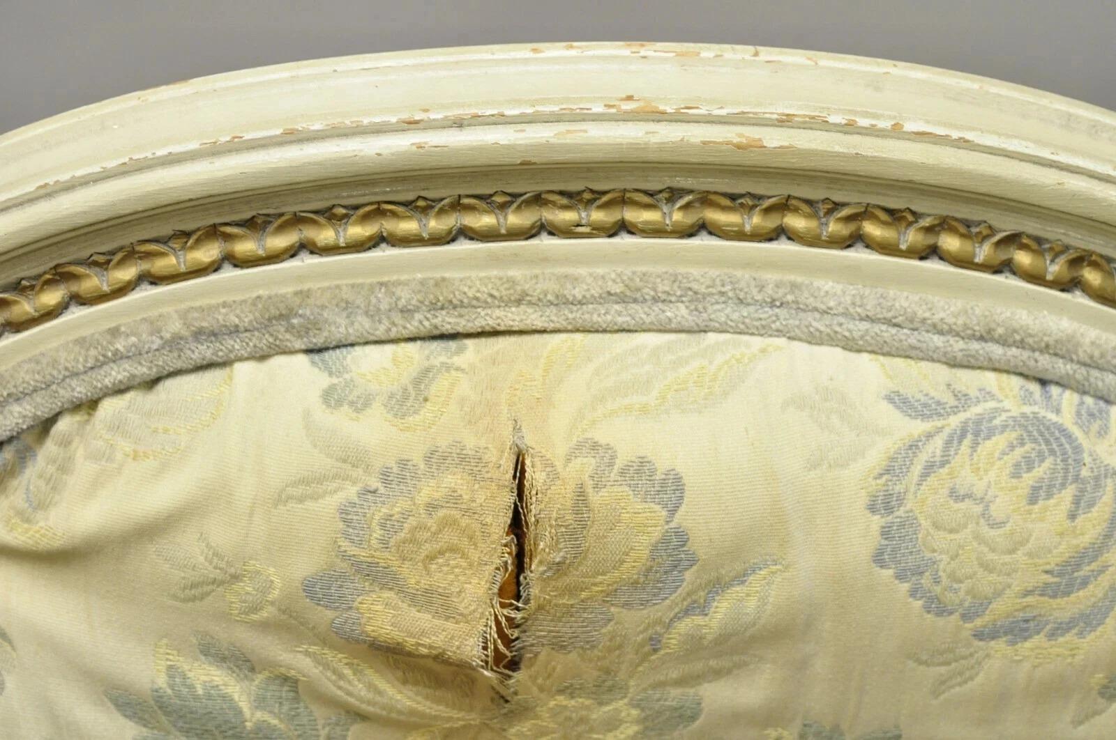 Poltrone da salotto francesi d'epoca in stile Luigi XVI dipinte a crema e dorate - Coppia in vendita 1