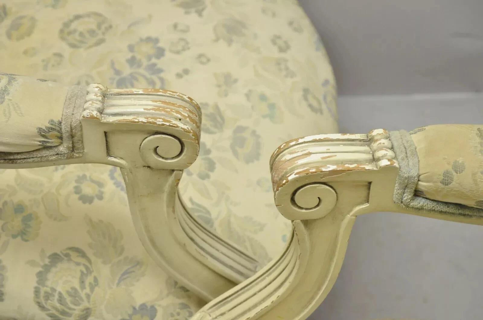 Poltrone da salotto francesi d'epoca in stile Luigi XVI dipinte a crema e dorate - Coppia in vendita 2