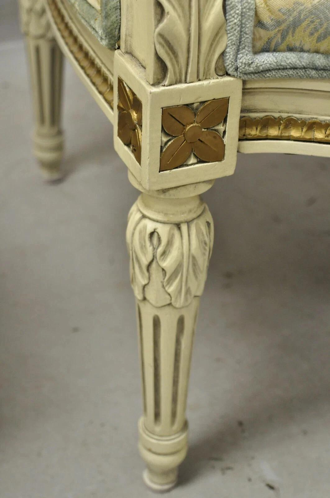 Poltrone da salotto francesi d'epoca in stile Luigi XVI dipinte a crema e dorate - Coppia in vendita 3