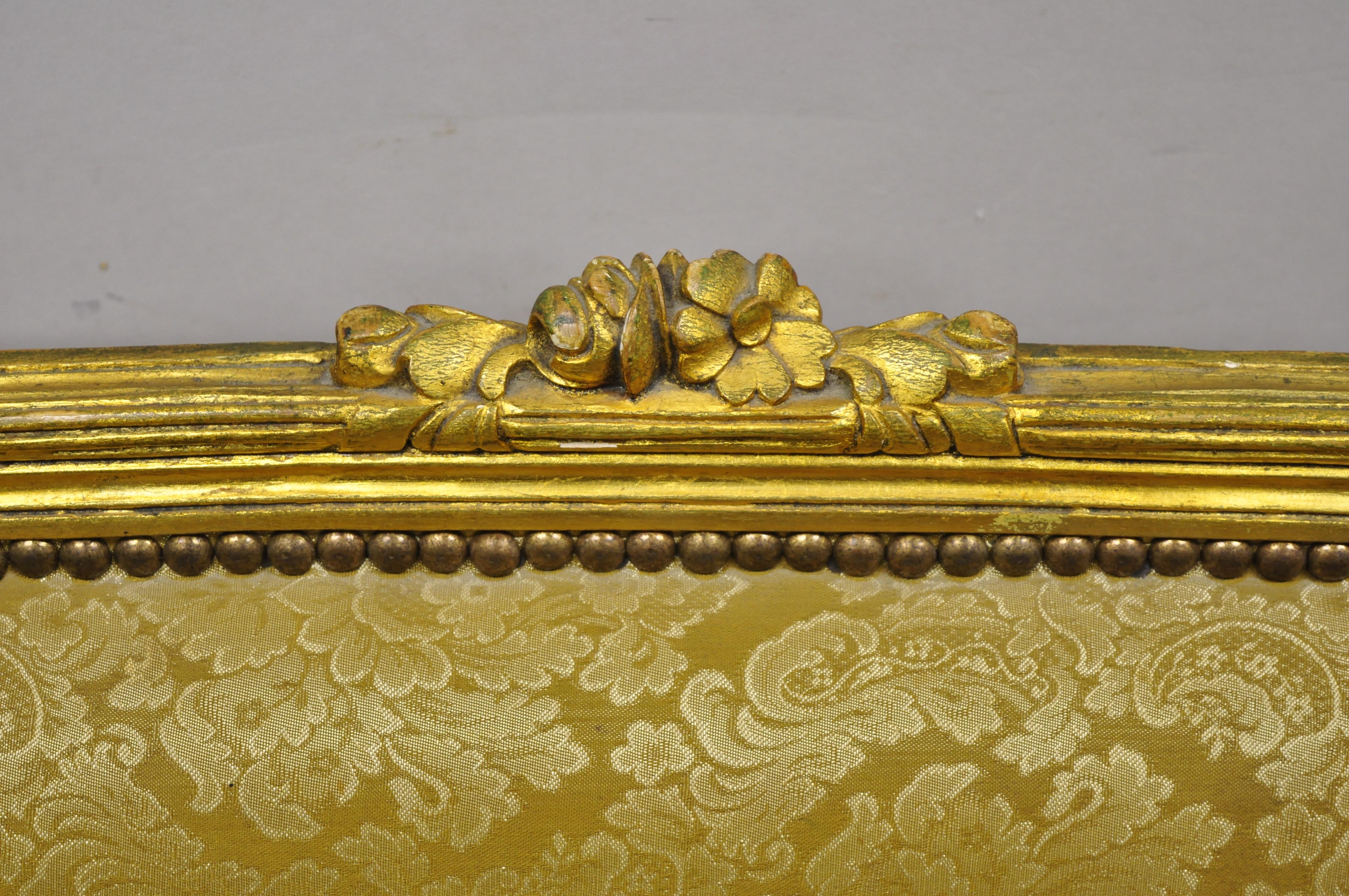 Canapé Loveseat de style Louis XVI français à 6 pieds en feuilles d'or Bon état à Philadelphia, PA
