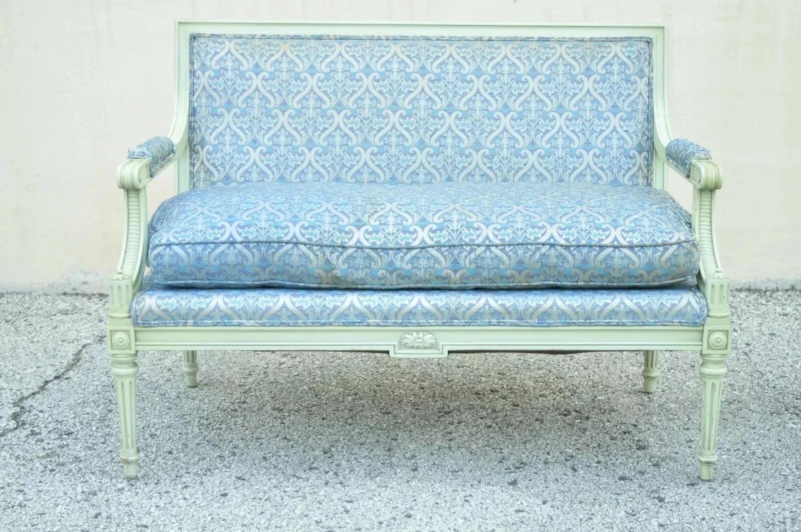 Veuillez nous envoyer un message avec votre code postal pour demander un devis plus raisonnable pour les frais d'expédition aux États-Unis.

Canapé-lavabo vintage français de style Louis XVI et Hollywood Regency. Cet article se caractérise par un