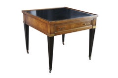 Table d'appoint en acajou ébonisé avec dessus en cuir estampé, de style Louis XVI