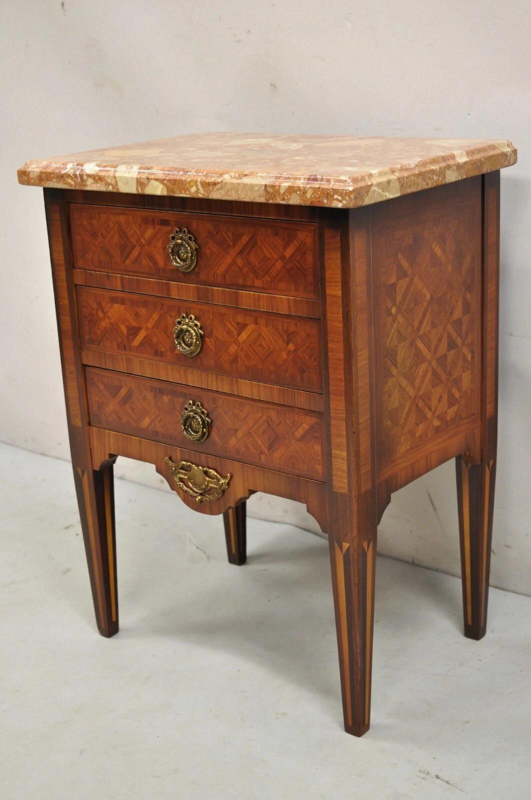 Table de nuit française de style Louis XVI avec marqueterie et plateau en marbre incrusté de cerisier en vente 4