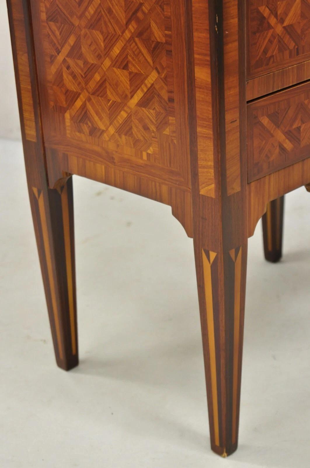 Table de nuit française de style Louis XVI avec marqueterie et plateau en marbre incrusté de cerisier en vente 5