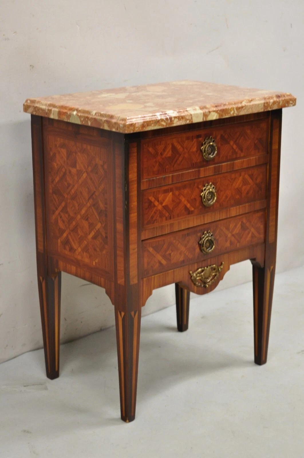 Table de nuit française de style Louis XVI avec marqueterie et plateau en marbre incrusté de cerisier en vente 6
