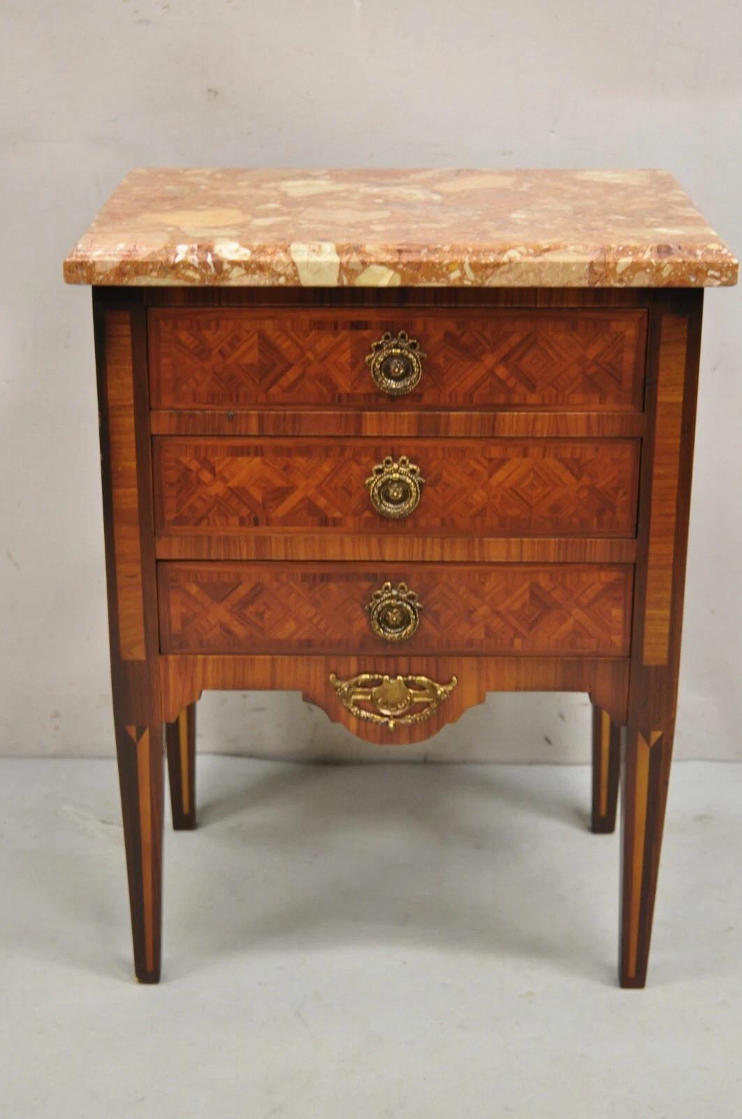 Table de nuit en cerisier vintage français de style Louis XVI avec marqueterie et plateau en marbre rouge. Cette pièce comporte 3 tiroirs à queue d'aronde, des incrustations de cerisier, de bois de satin et de bois de roi, un superbe plateau de