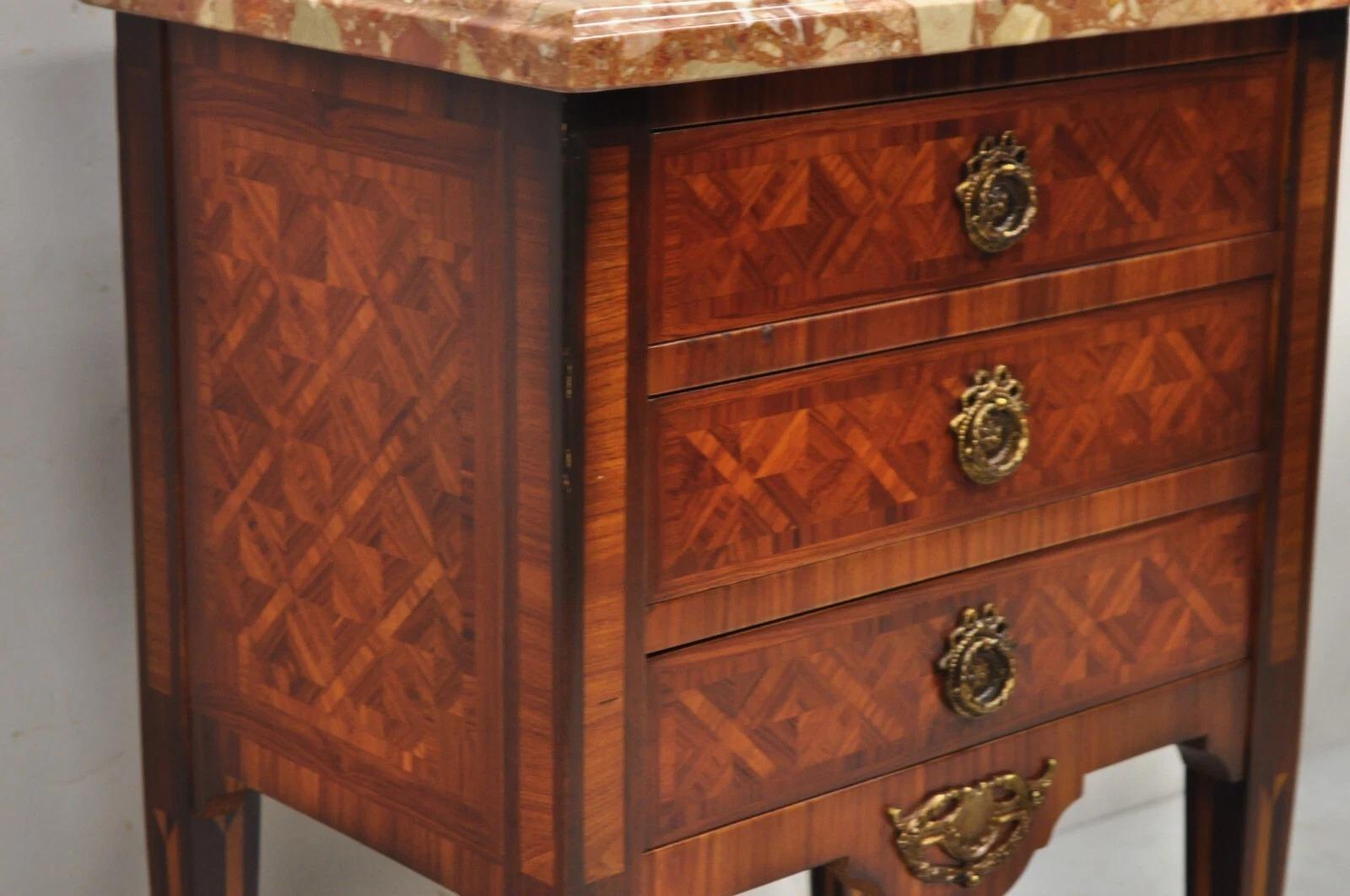 Table de nuit française de style Louis XVI avec marqueterie et plateau en marbre incrusté de cerisier Bon état - En vente à Philadelphia, PA