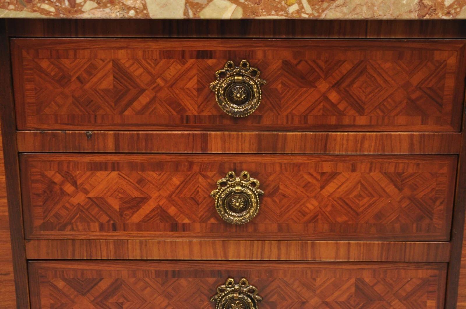 20ième siècle Table de nuit française de style Louis XVI avec marqueterie et plateau en marbre incrusté de cerisier en vente