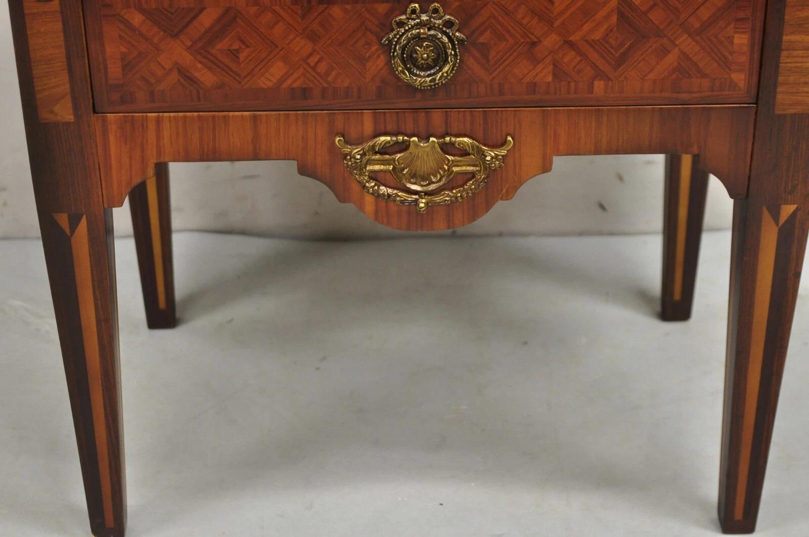 Marbre Table de nuit française de style Louis XVI avec marqueterie et plateau en marbre incrusté de cerisier en vente