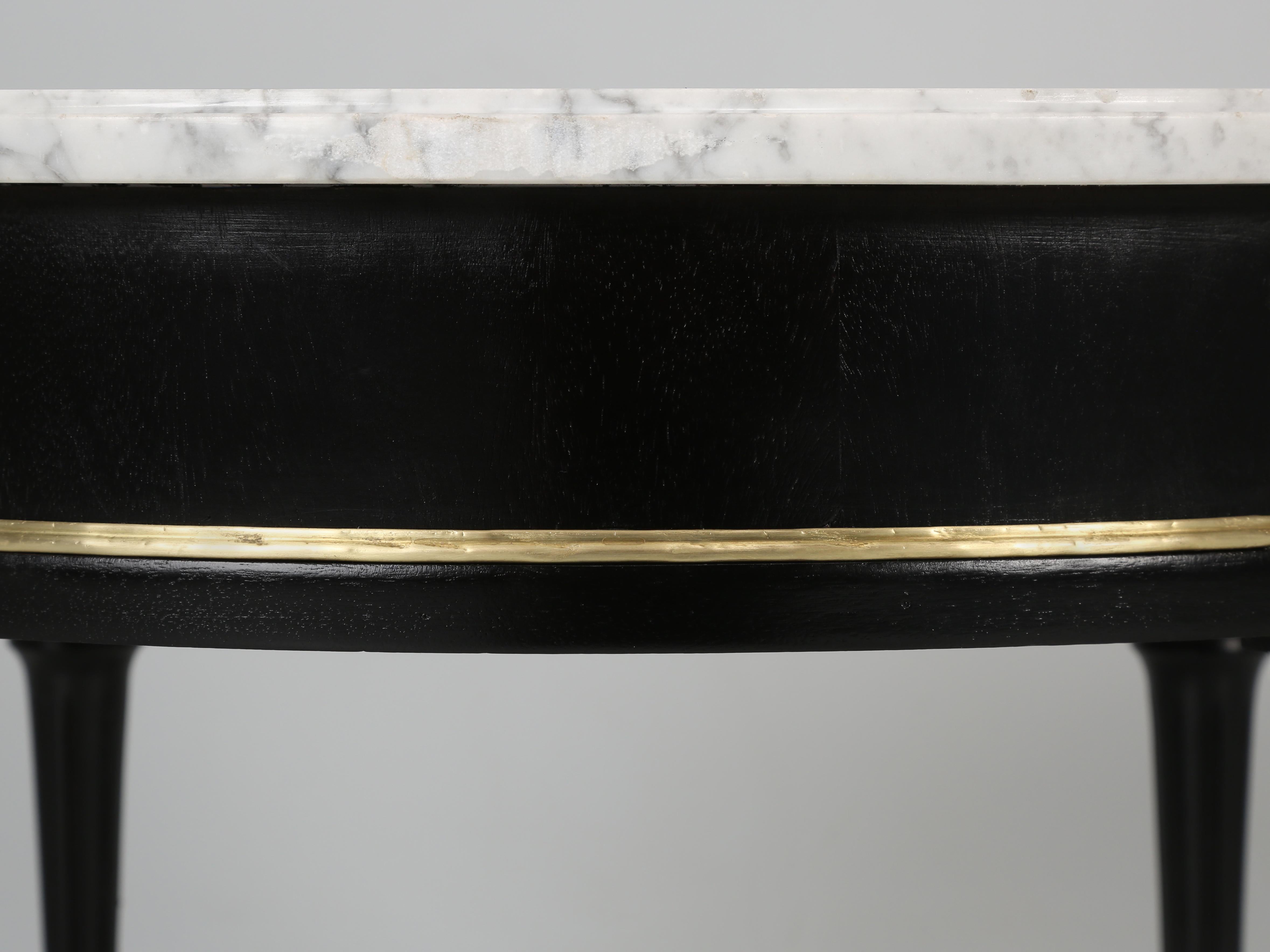 Table basse ronde française de style Louis XVI à finition ébénisée en marbre de Carrare en vente 5