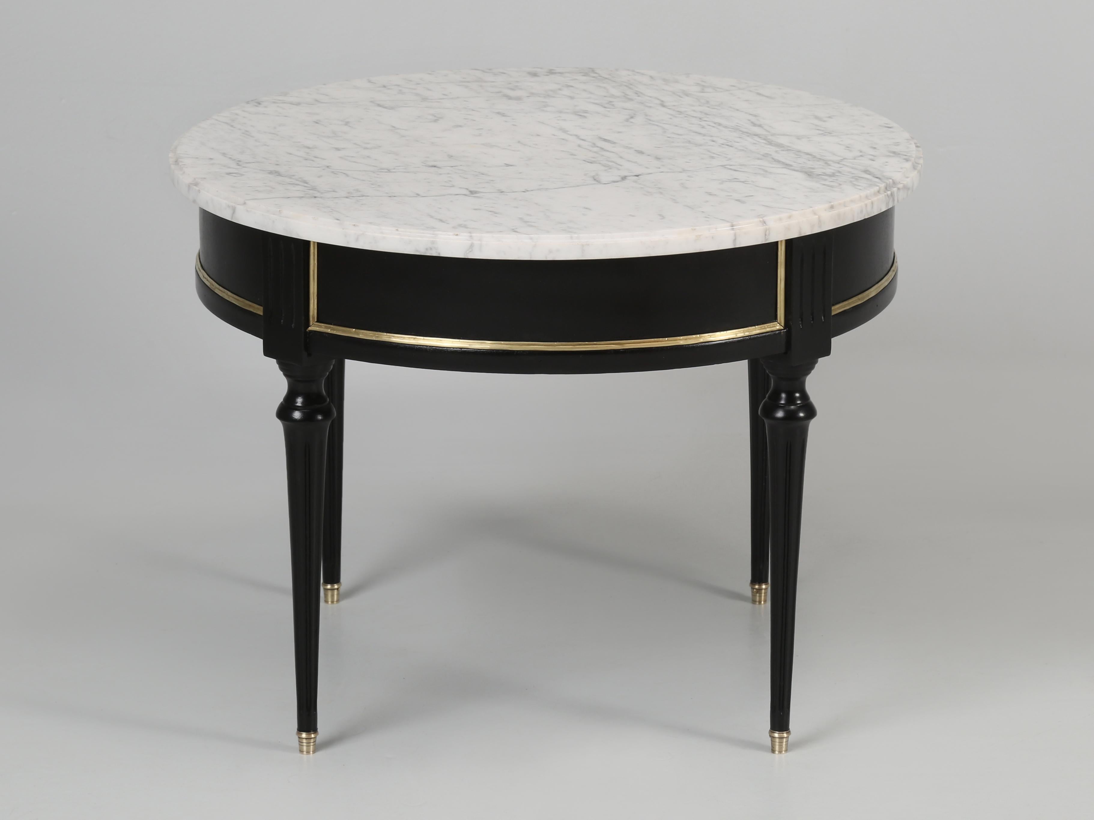 Table basse française Vintage de style Louis XVI avec un plateau en marbre de Carrare. Le bois a été soigneusement poncé et ébonisé dans notre département de finition Old Plank, de sorte que vous pouvez encore voir le grain du bois sur la table
