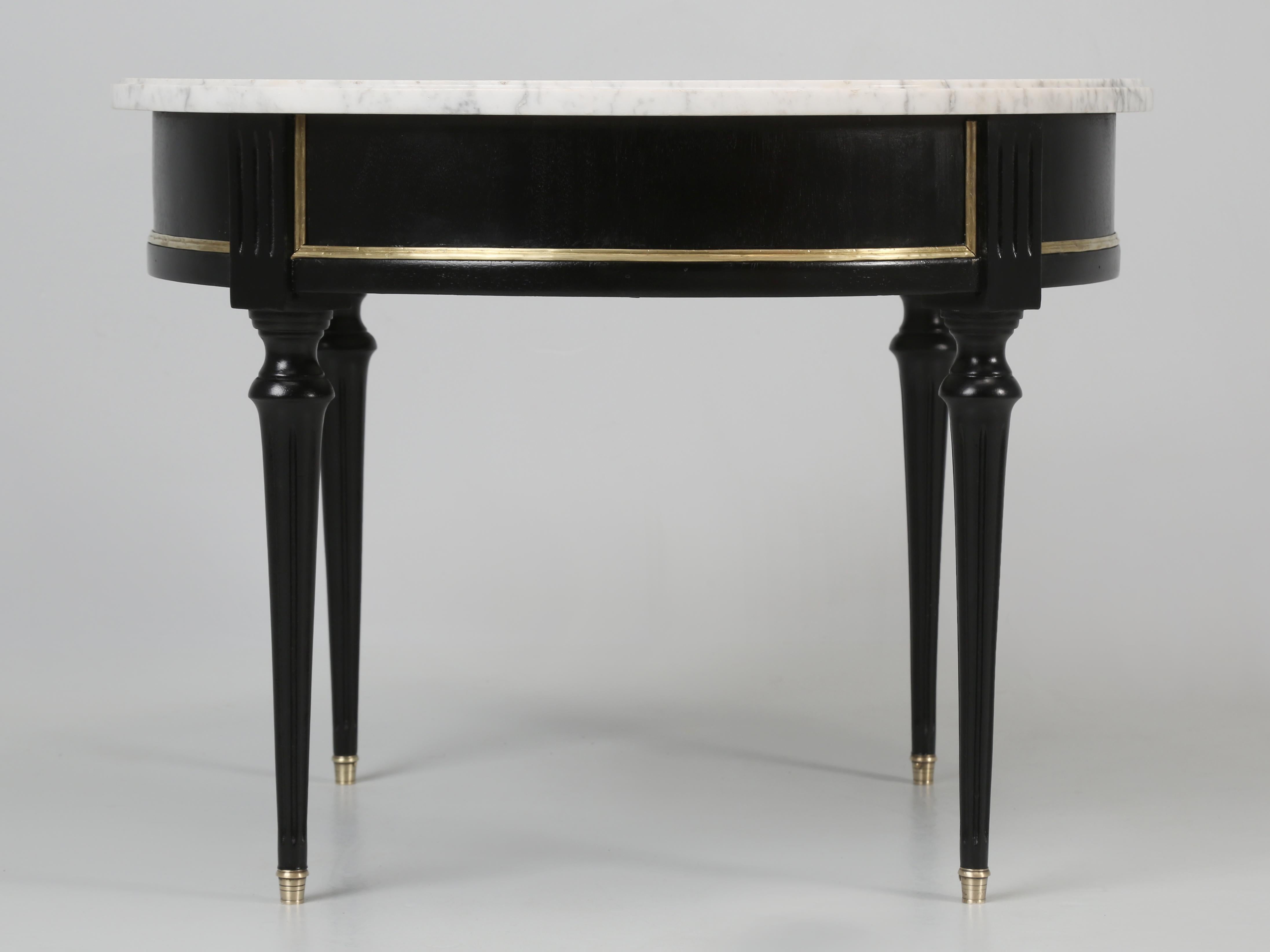 Vintage French Louis XVI Style Round Coffee Table Ebonized Finish Carrara Marble In Good Condition For Sale In Chicago, IL
