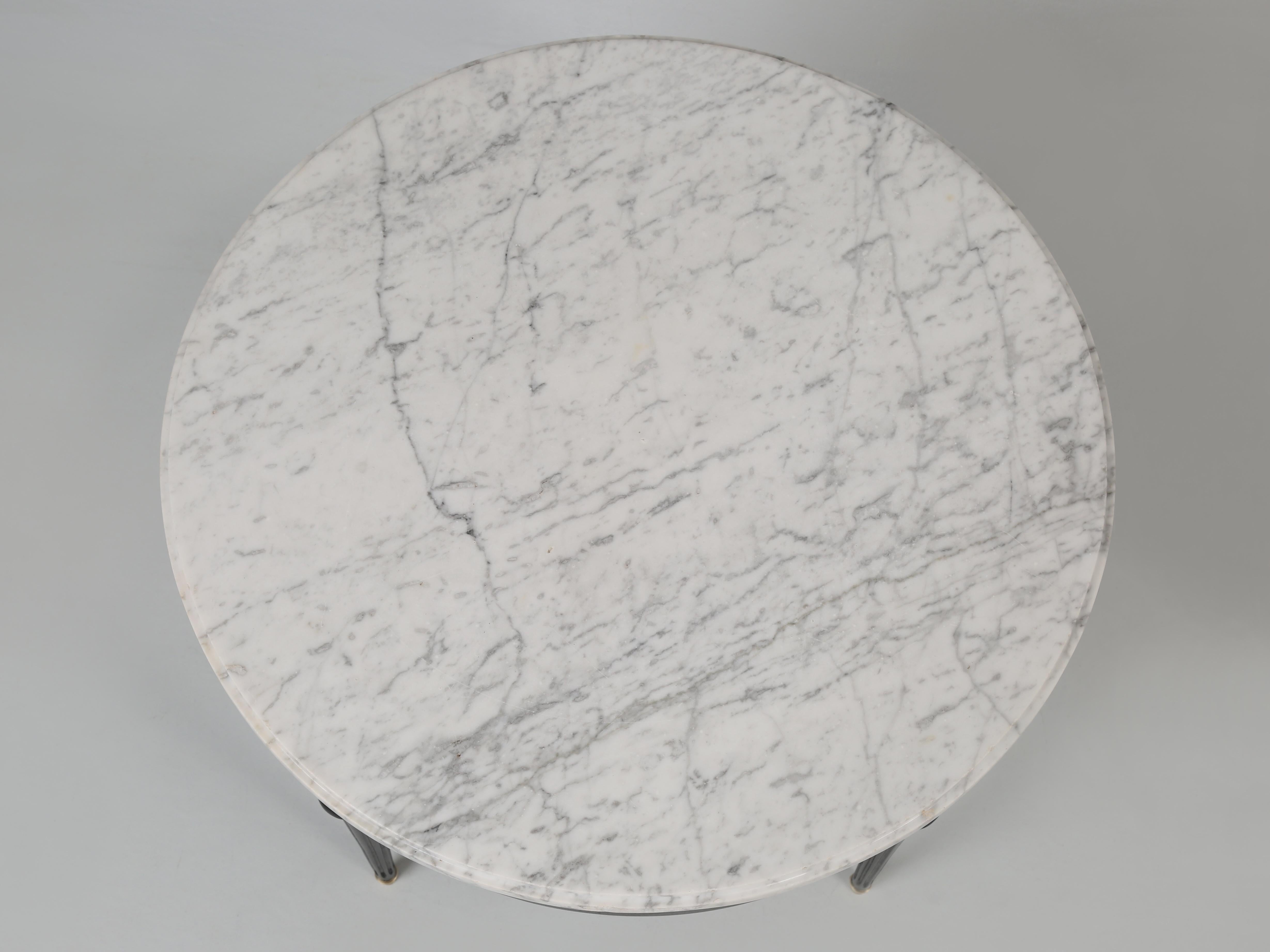 Französischer runder Couchtisch im Louis-XVI.-Stil aus Carrara-Marmor mit ebonisierter Oberfläche (Ebonisiert) im Angebot