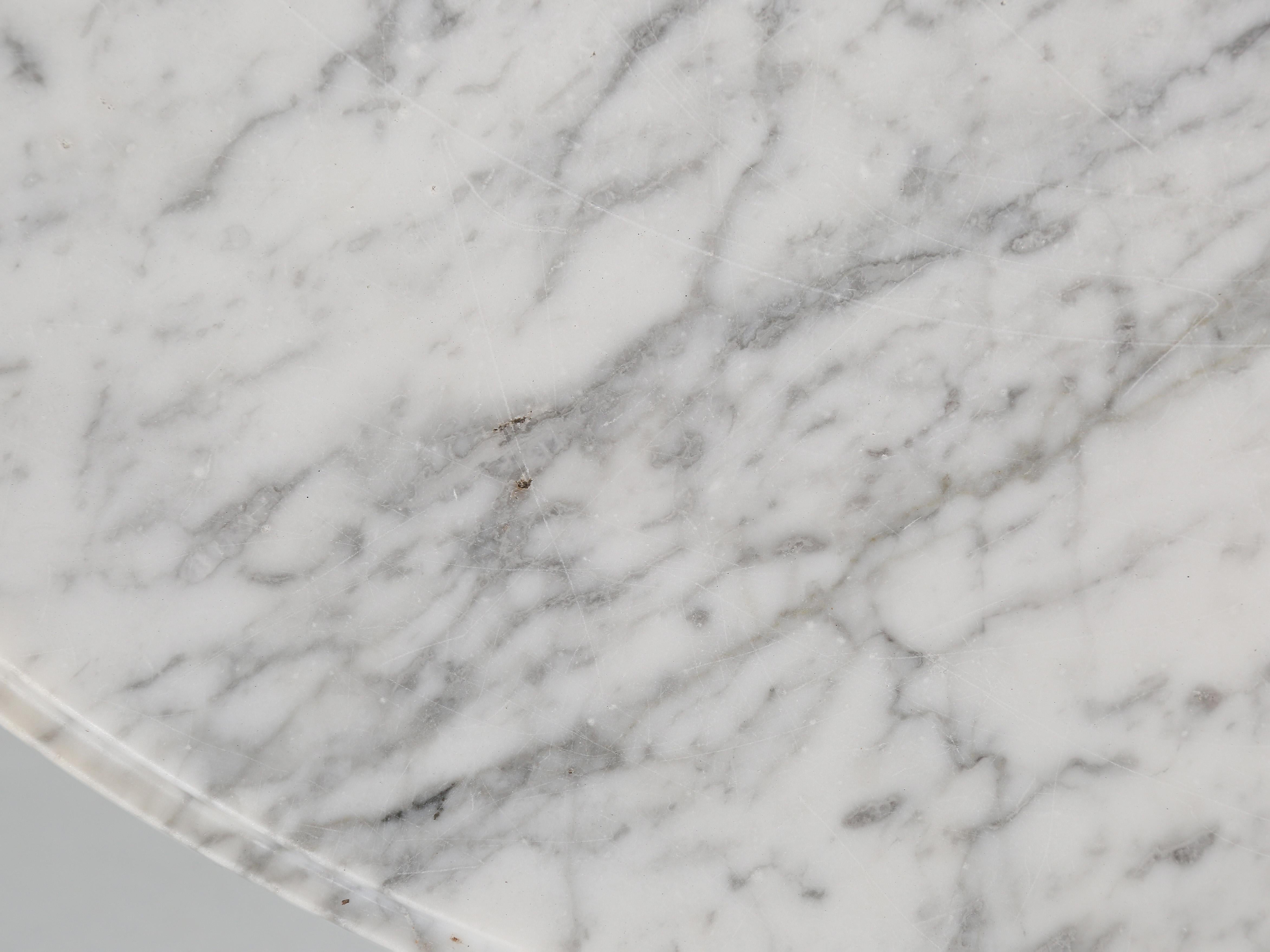 Französischer runder Couchtisch im Louis-XVI.-Stil aus Carrara-Marmor mit ebonisierter Oberfläche im Zustand „Gut“ im Angebot in Chicago, IL