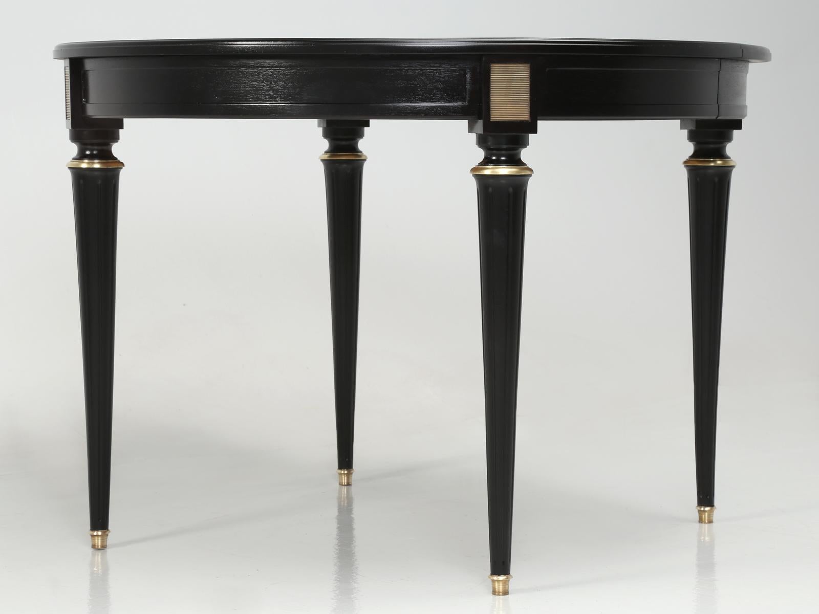Vintage French Louis XVI Style Round Ebonized Dining Table, Completely Restored In Good Condition In Chicago, IL