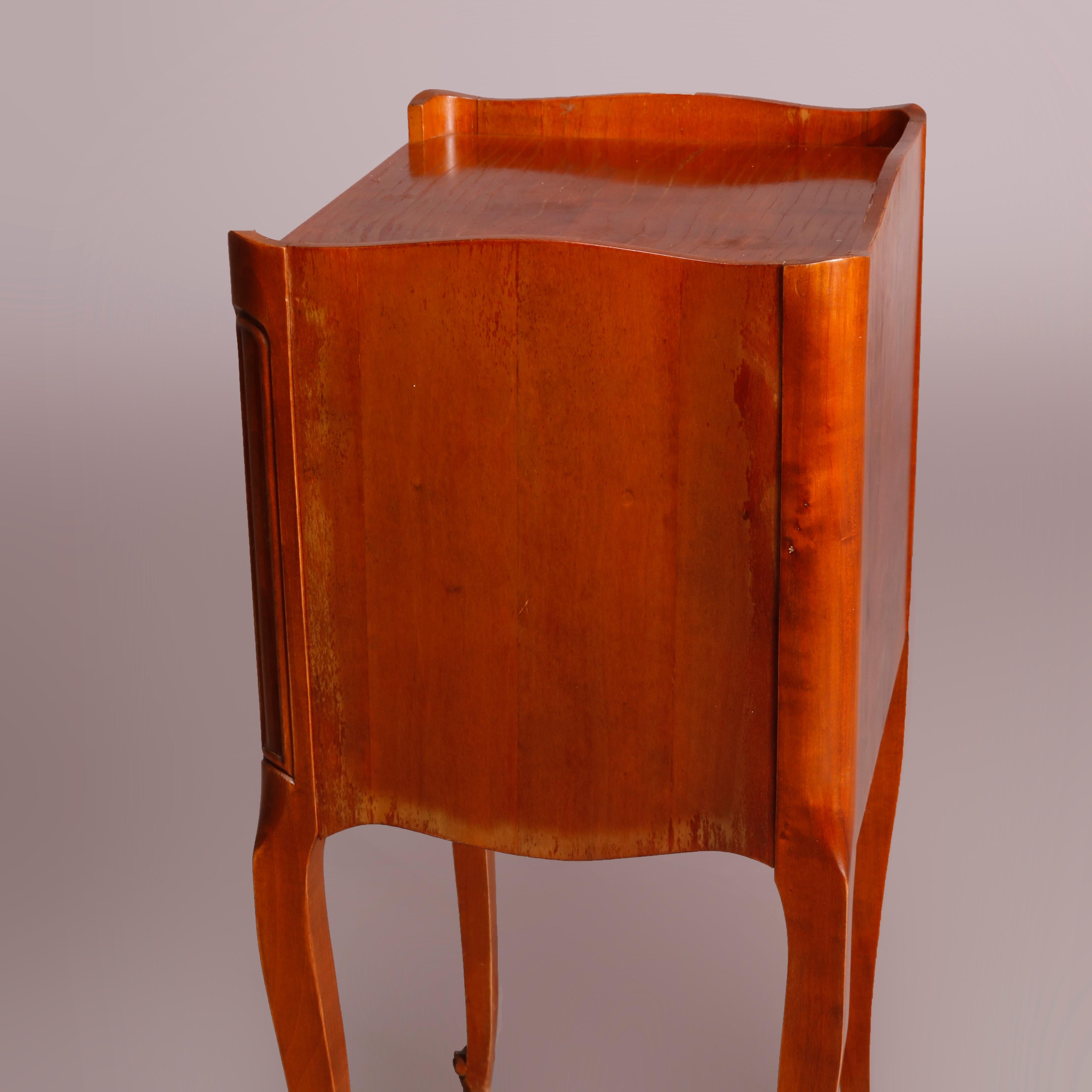 Französischer Beistelltisch im Louis-XVI-Stil aus Nussbaumholz mit geschlossener Platte über einem Gehäuse mit drei Schubladen und geformter Schürze, auf Cabriole-Beinen mit Schnörkelfüßen, 20

Maße: 27