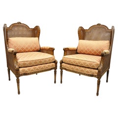 Paire de fauteuils de salon bergères vintage français en rotin de style Louis XVl