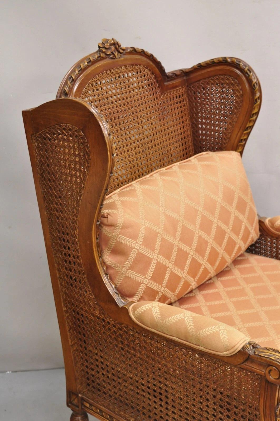 Sedie da salotto francesi d'epoca in stile Louis Cane Bergere intagliate in noce - una coppia in vendita 3